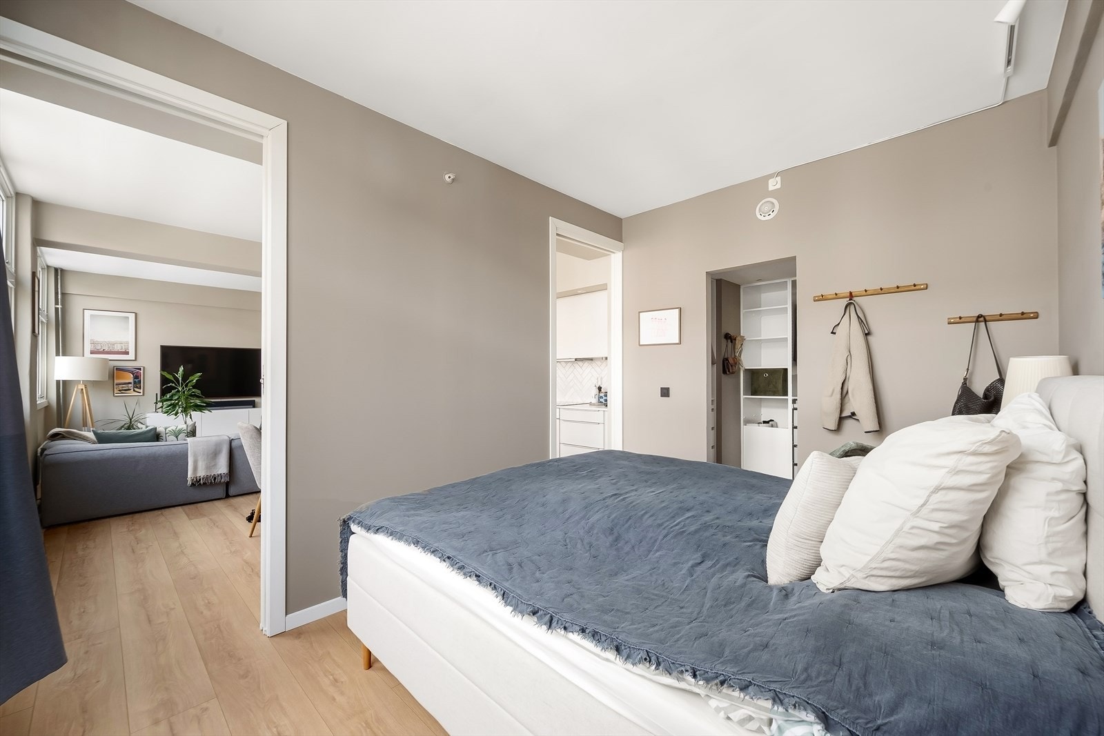 Soverommet er malt i en behagelig fargetone som passer godt med interiøret for øvrig. Store vindusflater sikrer godt med lys og luft. Galleribilde