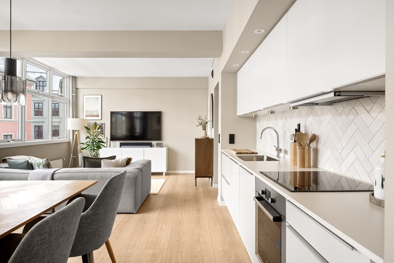 Leiligheten varmes opp via radiatorer tilknyttet felles varmeanlegg. Varmtvann og fyring (a-konto) er inkludert i felleskostnadene. Galleribilde