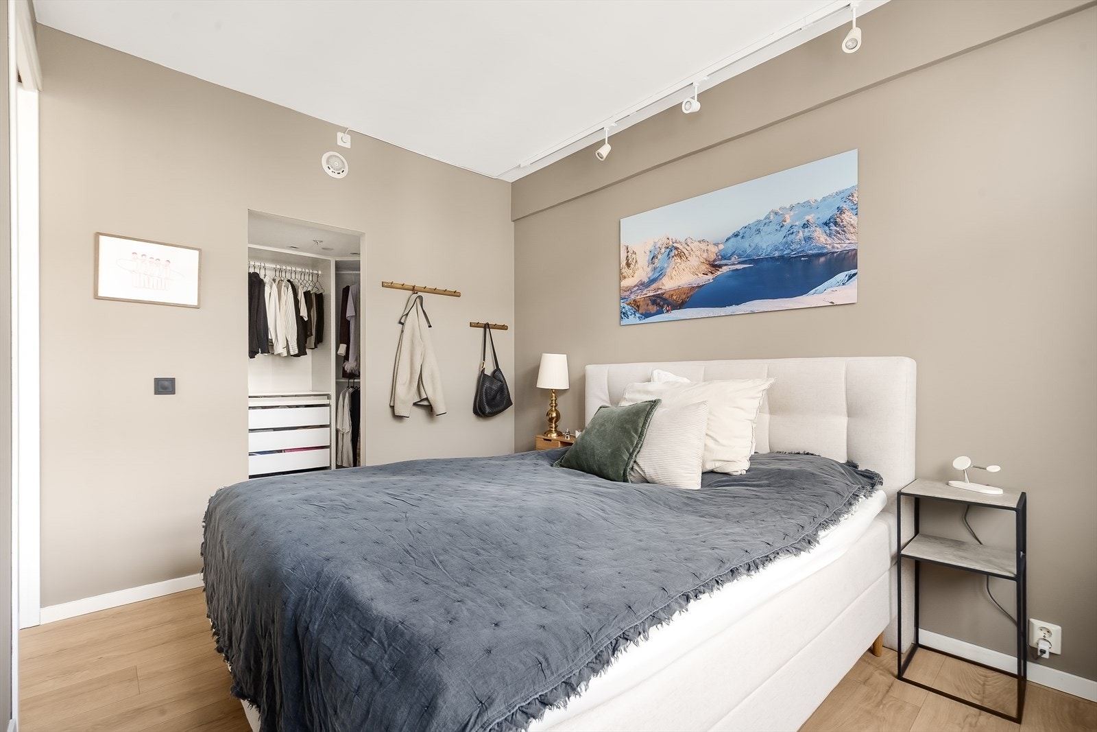 På rommet er det rikelig med areal til dobbeltseng med tilhørende nattbord. Galleribilde