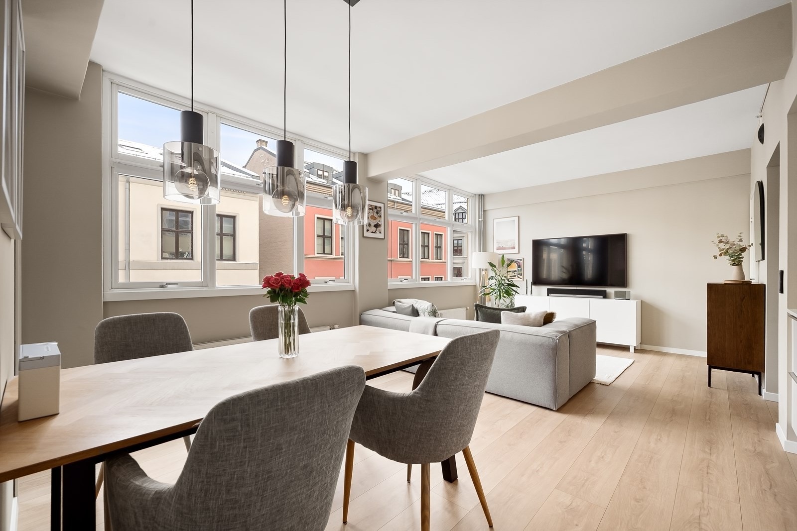 Delikat, innbydende og romslig 2-roms vendt mot enveiskjørt og tilbaketrukket sidegate. Galleribilde