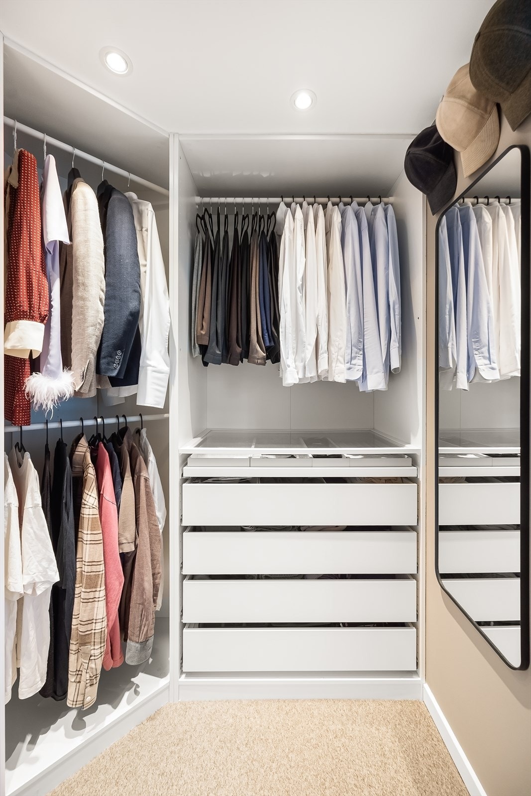 Her er det rikelig med lagringsplass i åpen garderobeløsning. Galleribilde