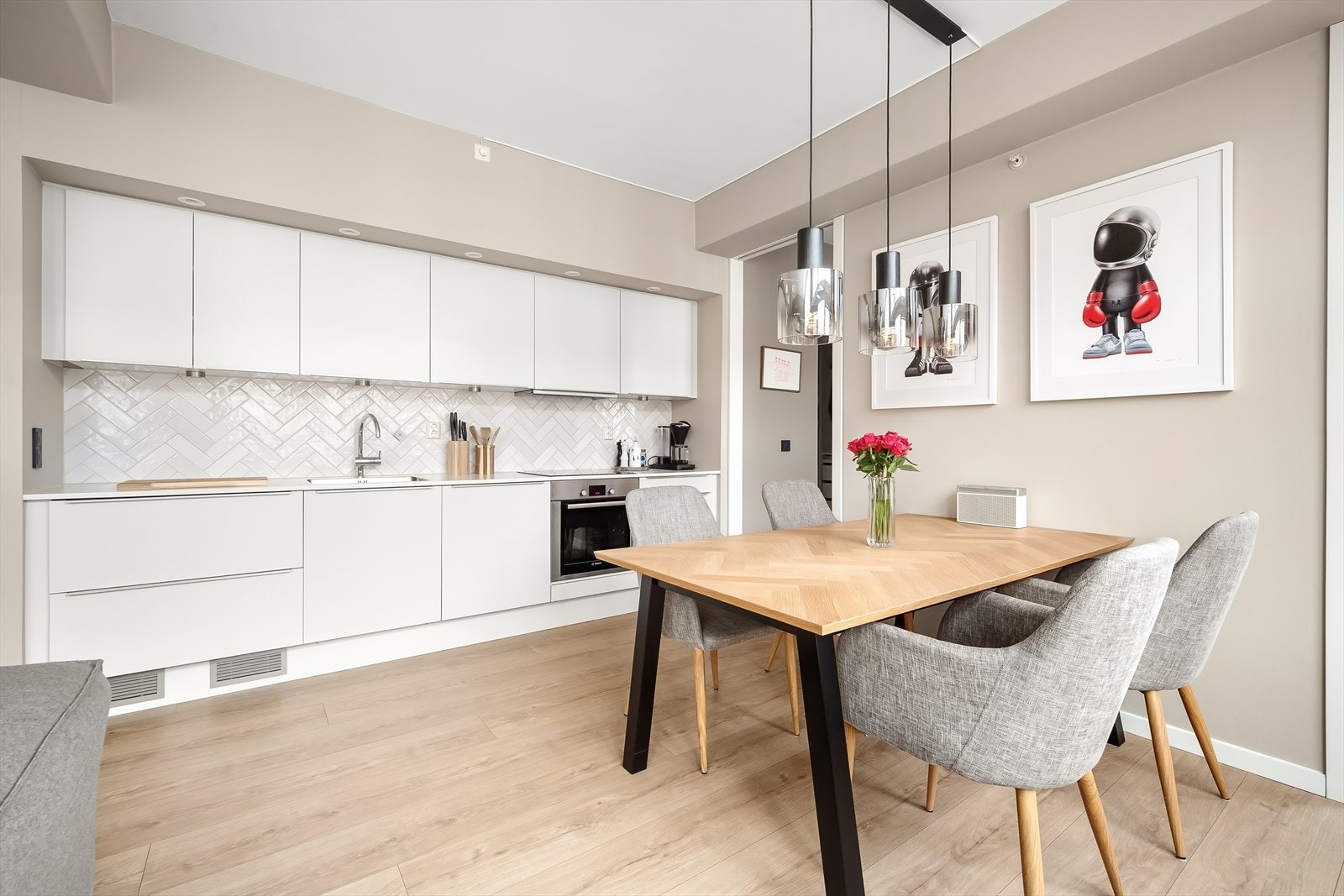 Integrerte hvitevarer bestående av platetopp, stekeovn, oppvaskmaskin og kjøleskuffer. Avtrekk over stekesonen. Galleribilde