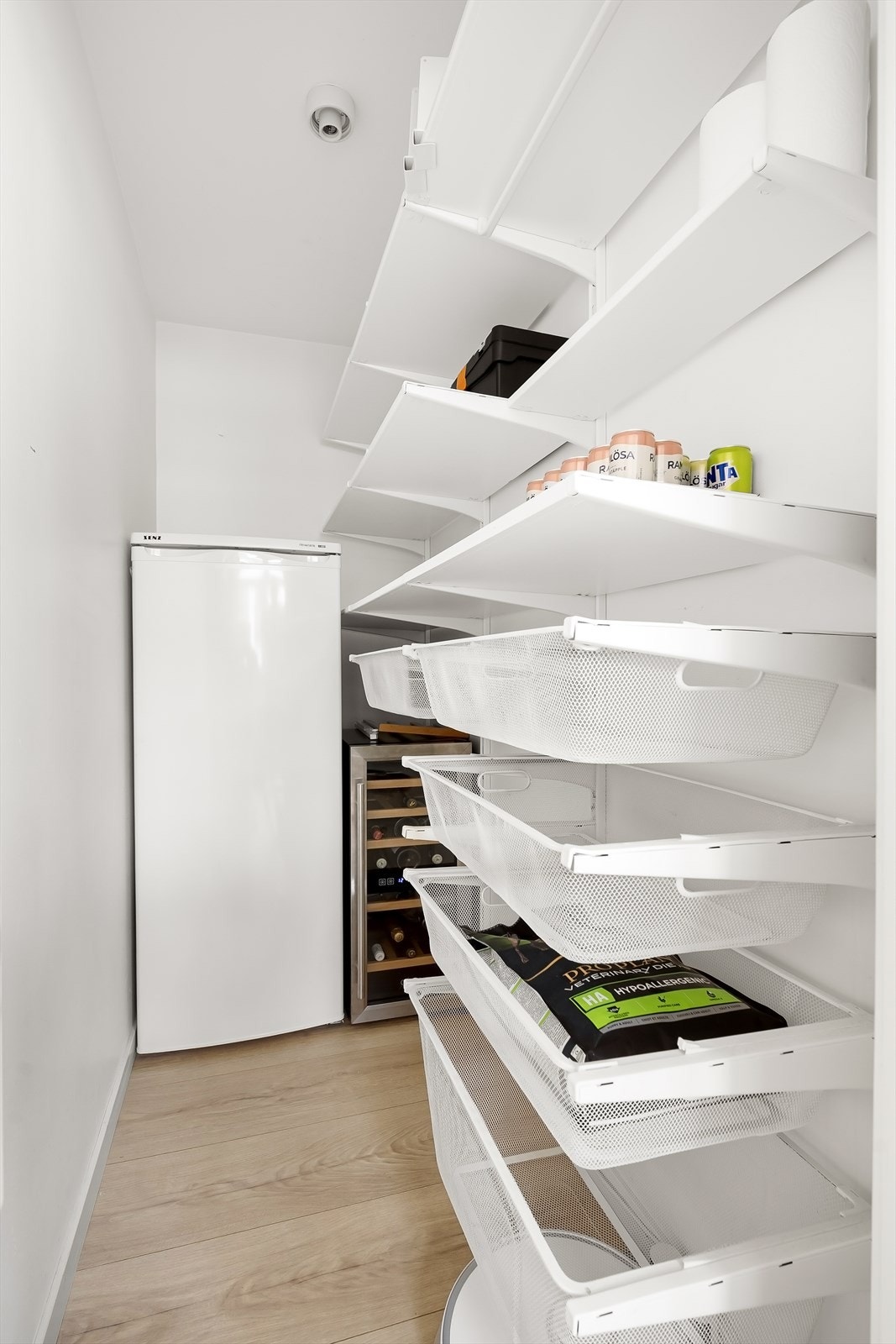 Fra stuen er det adkomst til en innvendig bod. Boden er utstyrt med hyller og har godt med lagringsplass. Galleribilde