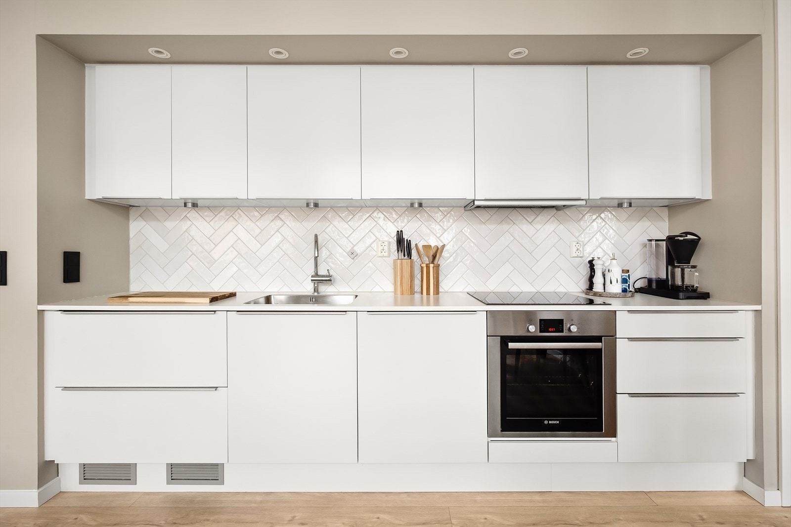 Det er godt med lagringsplass i både skap og skuffer, samt god plass til matlaging. Galleribilde