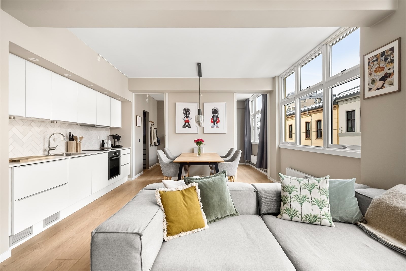 Leiligheten oppleves velholdt, gjennomført og moderne - hit kan du flytte rett inn. Galleribilde