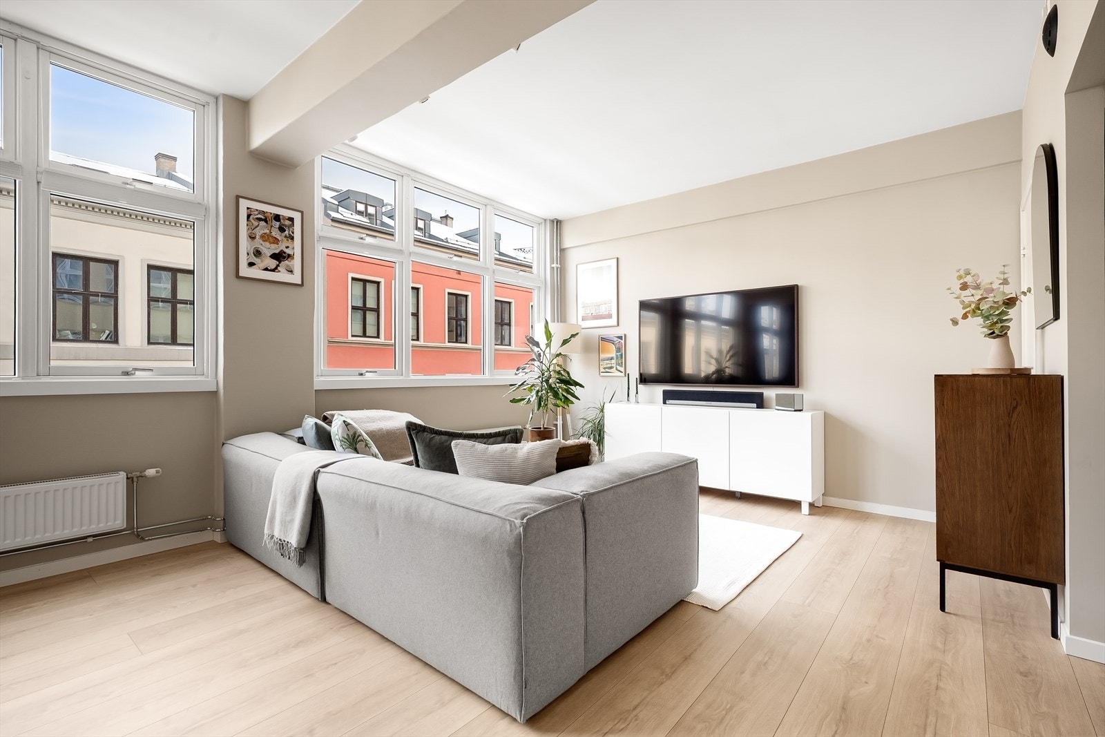 Leiligheten ligger i 3. etasje og inneholder entré, bad, bod, walk-in closet, soverom, kjøkken og stue. Galleribilde