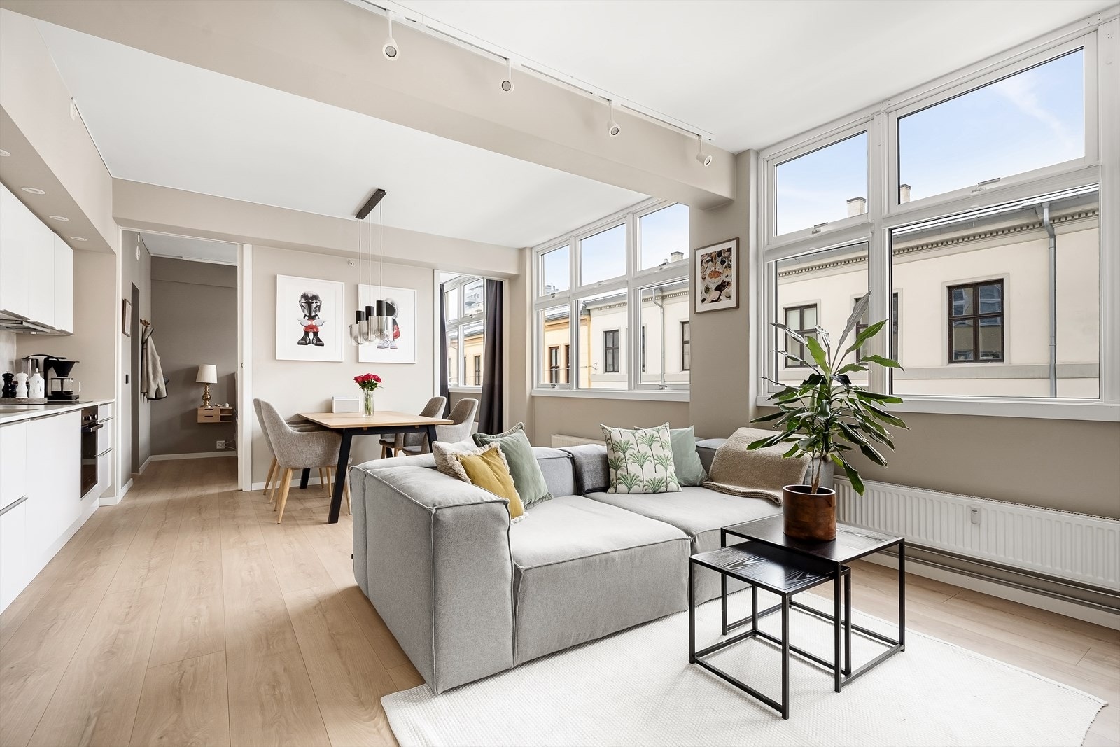 Kasper Hillås har gleden av å presentere Wessels gate 8! Foto: Martine Eren Jacobsen. Galleribilde