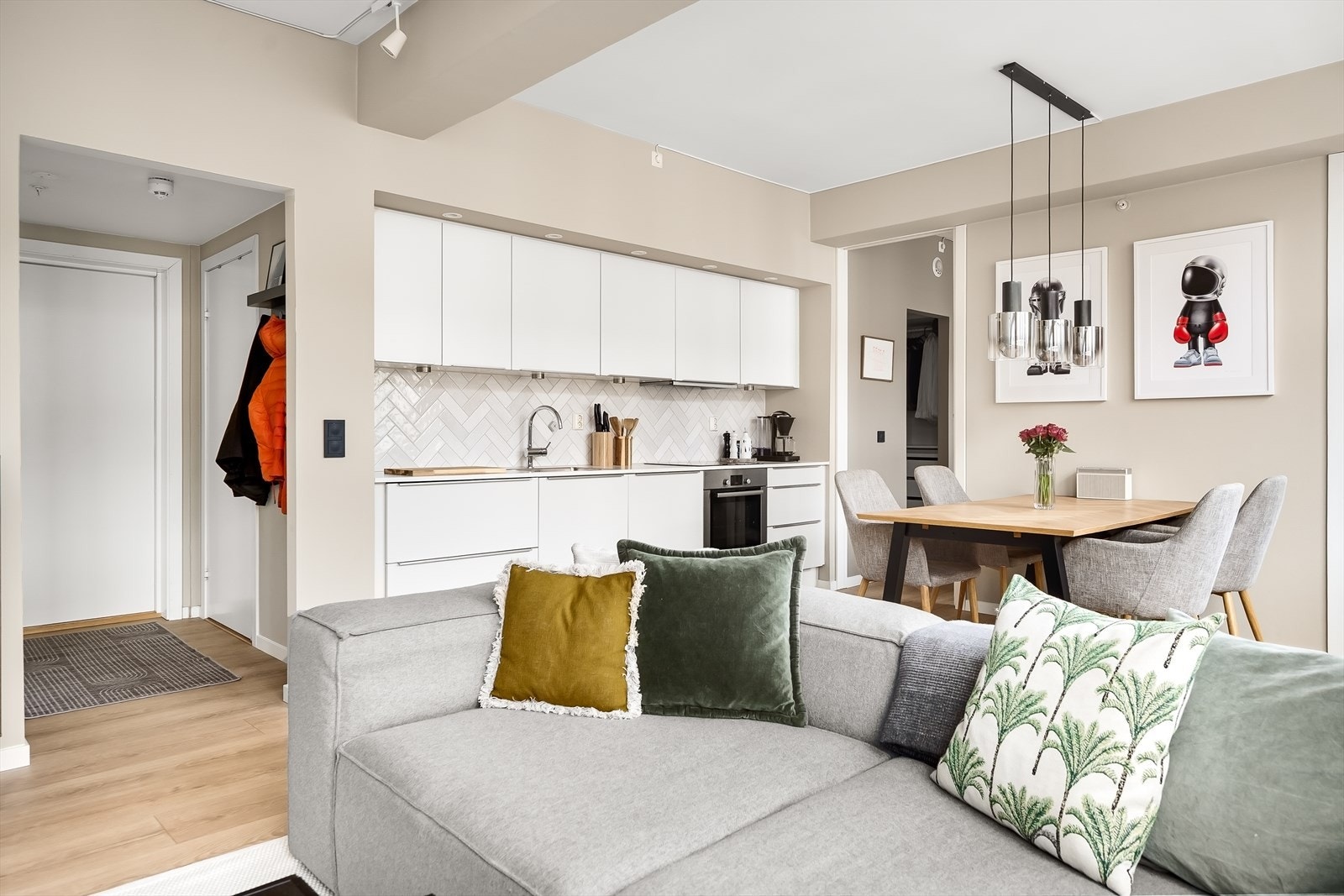 Overflatene er pusset opp i senere tid, og består av pen enstavs gulv og veggene er holdt i lune, tidsriktige farger. Selger opplyser at stuen ble malt i 2022. Galleribilde