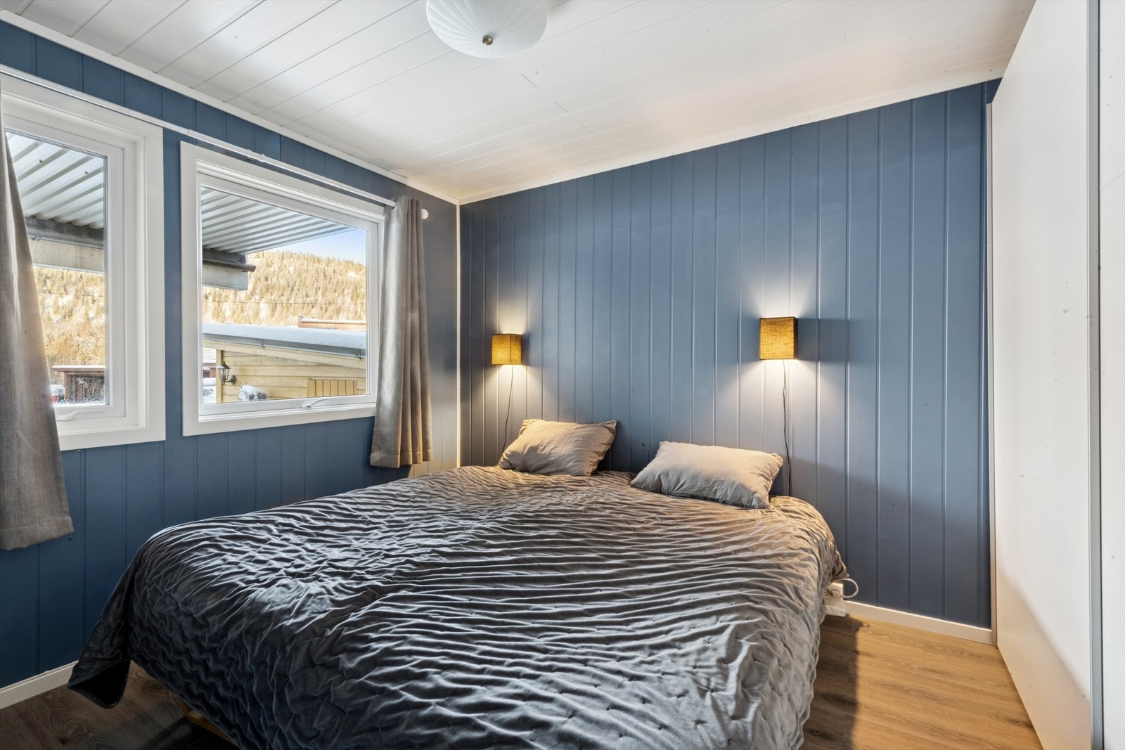 Hovedsoverommet har rikelig med plass til dobbeltseng. Skyvedørsgarderobe Galleribilde