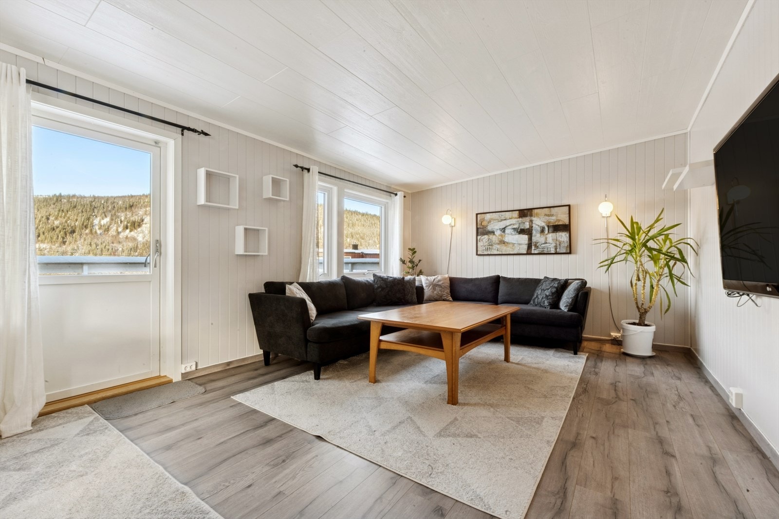 Lyse flotte overflater og gode vindusflater slipper inn rikelig med naturlig lys inn. Utgang til en romslig nordvendt balkong. Galleribilde