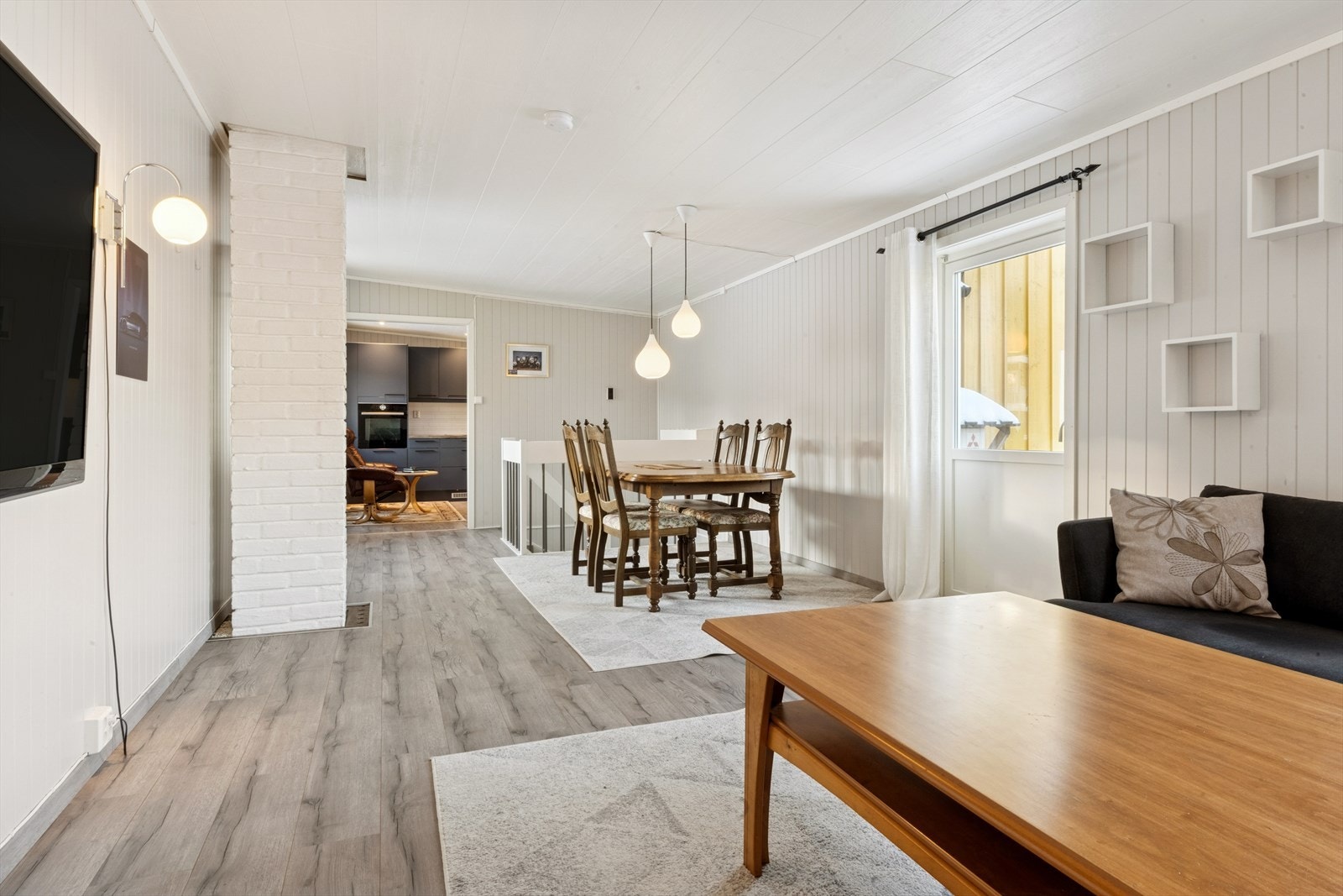 Stuen har en fin god utforming, noe som gir god plass til både sofakrok og spisegruppe Galleribilde