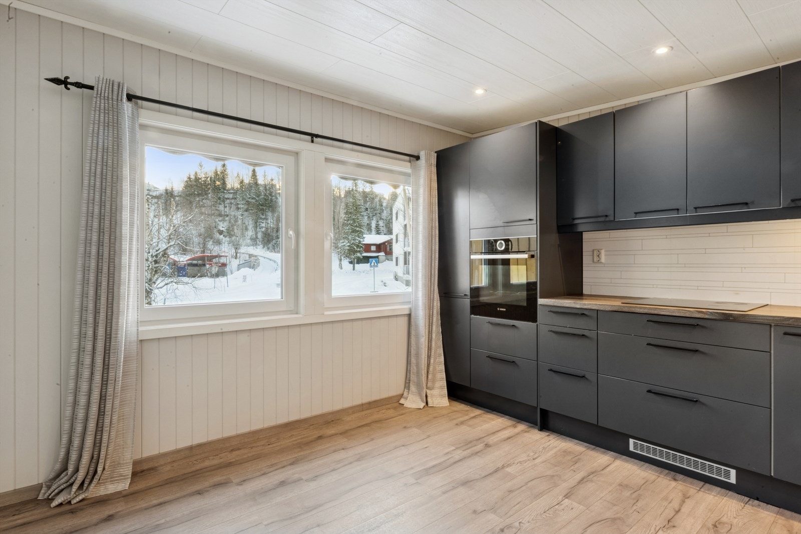 Her har du god plass til kjøkkenbord Galleribilde