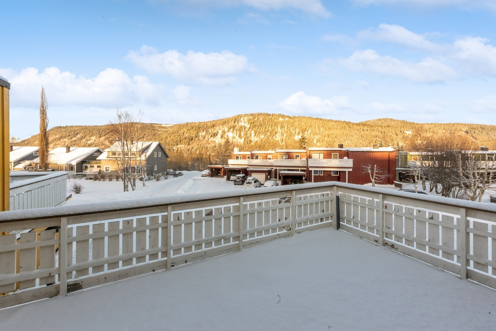 Altanen fra stuen har god plass til utemøbler. Galleribilde