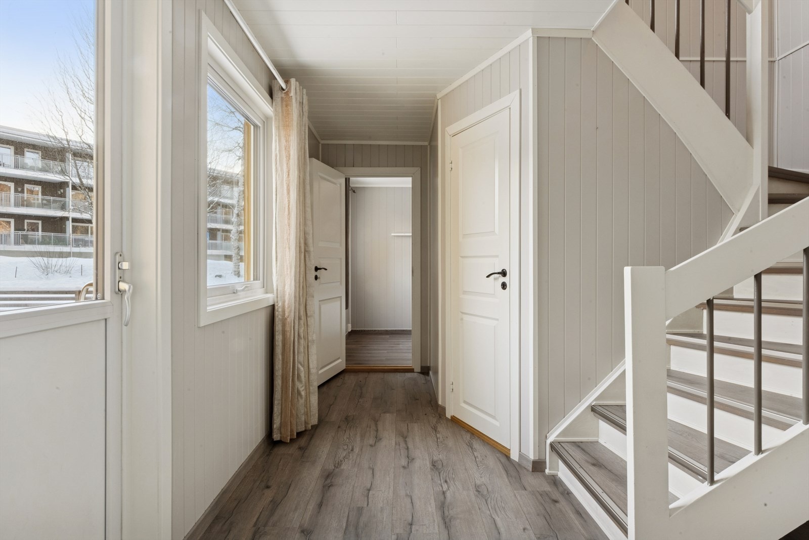 Fra hallen har du tilgang til alle rom, samt utgang til en solrik sørvendt terrasse. Galleribilde