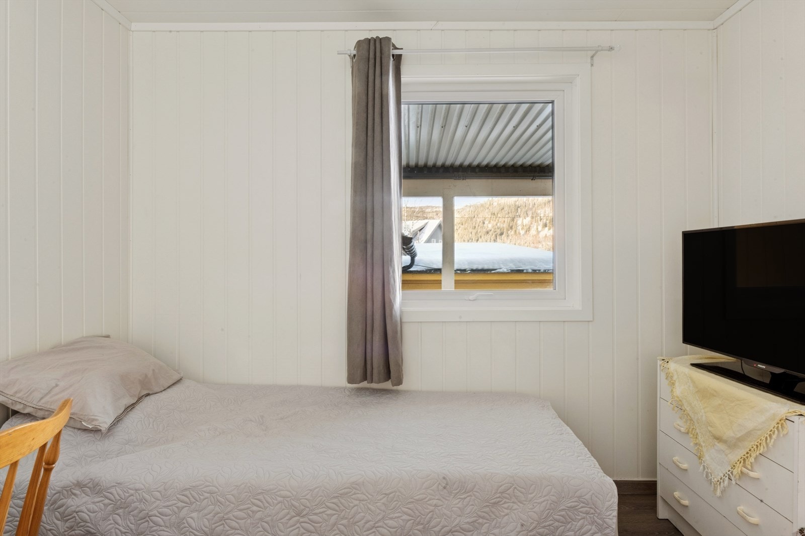 Soverom 2 med plass til seng og tilhørende møblering. Galleribilde