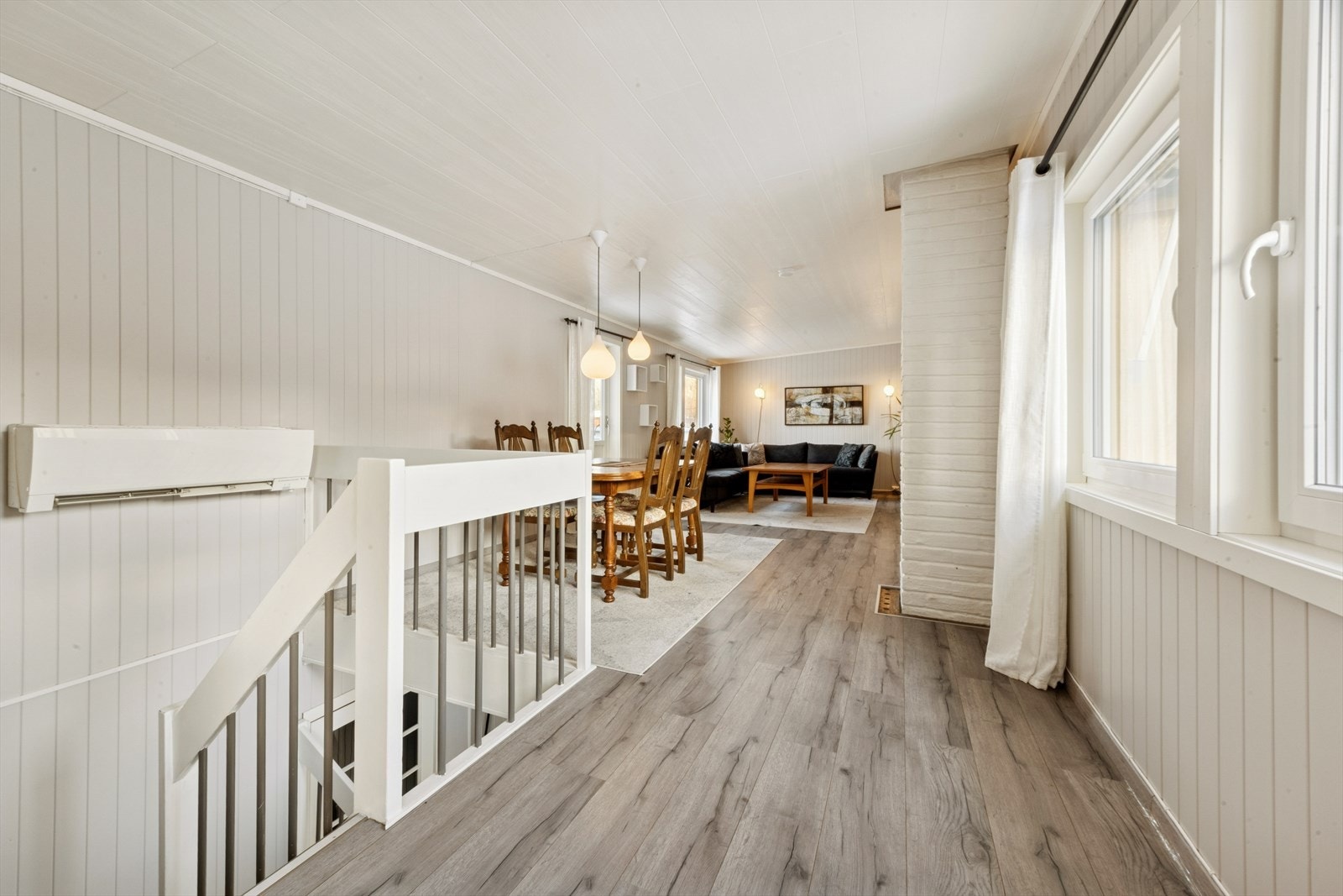 Fra trappen kommer du direkte opp til stue og spisestuen Galleribilde