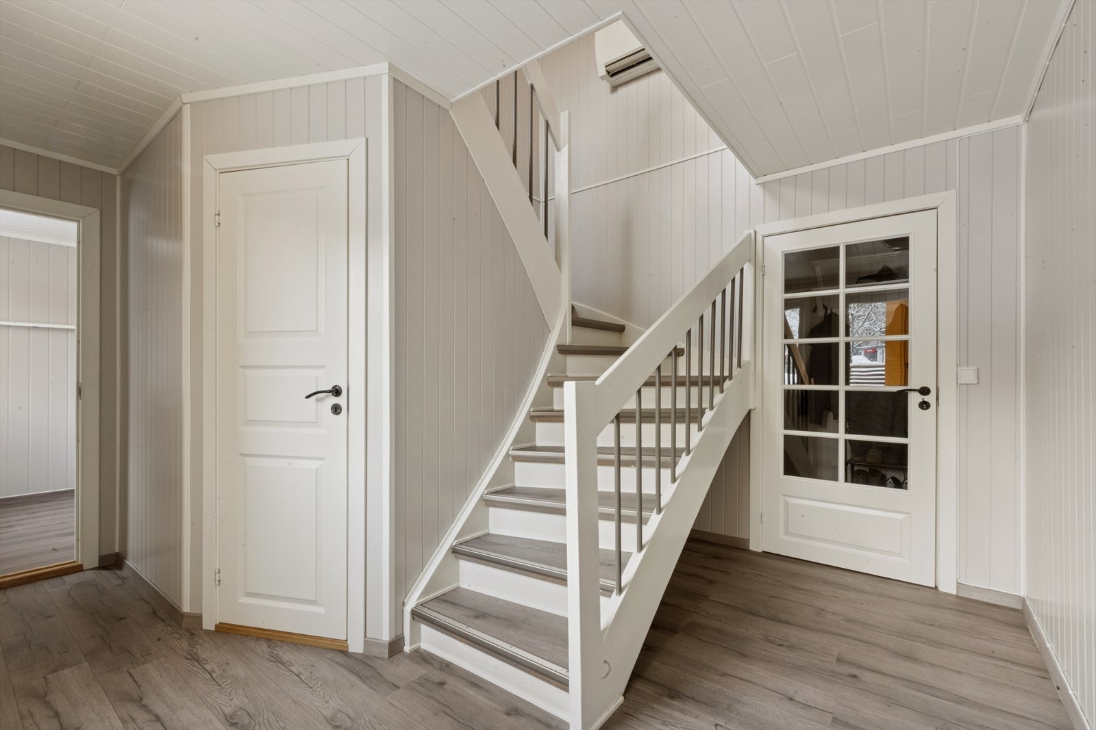 Velkommen inn! Fra entreen kommer du inn i hallenvindfanget kommer du inn Galleribilde