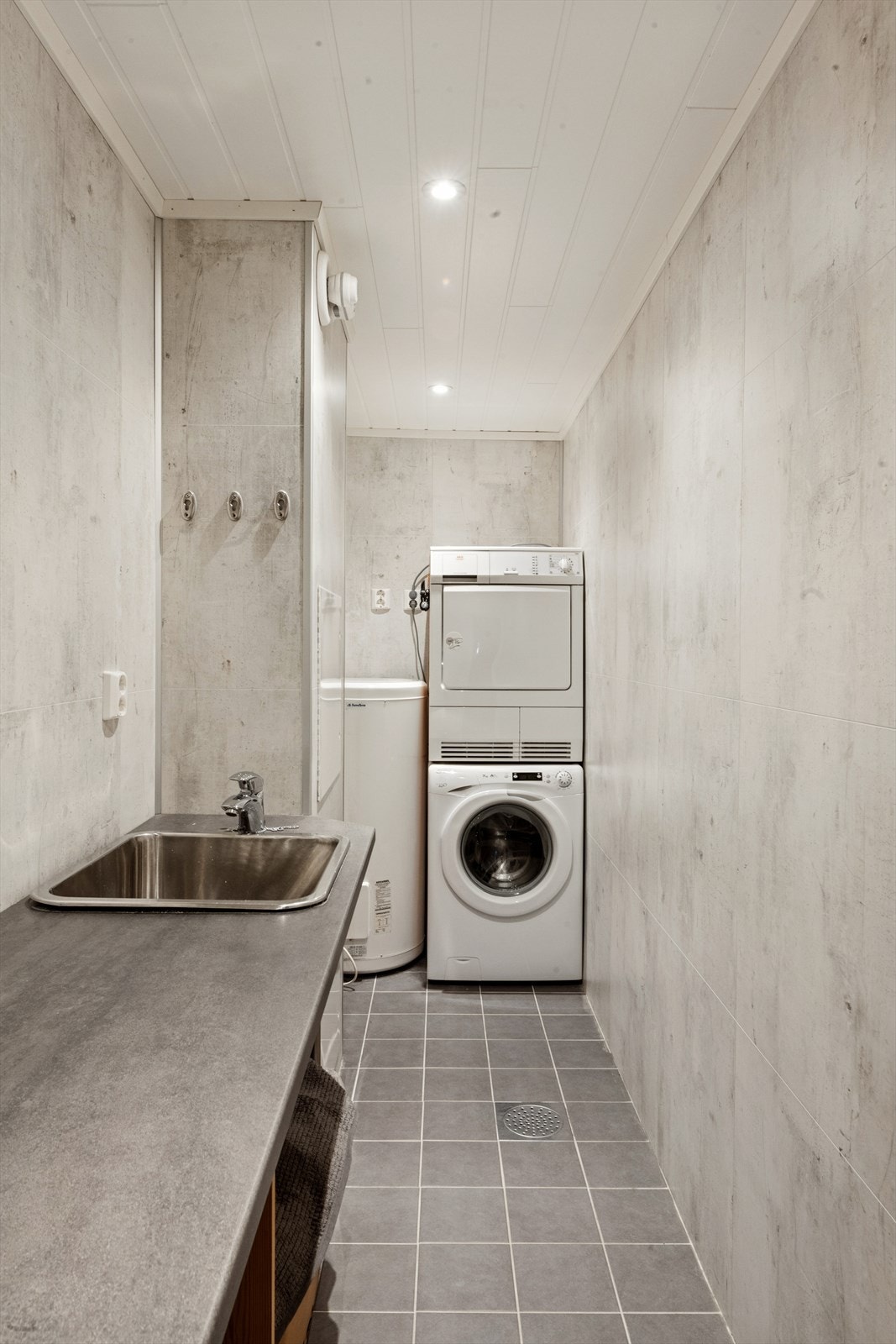 Praktisk vaskerom med opplegg for vaskemaskin og utslagsvask Galleribilde