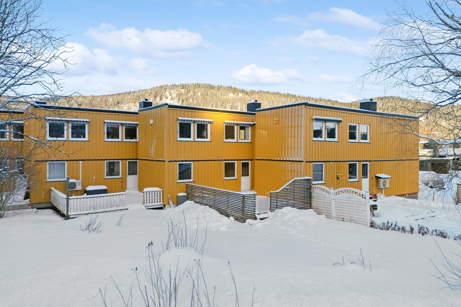 Romslig terrasse som vender mot sør og har videre adkomst til felles hagearealer Galleribilde