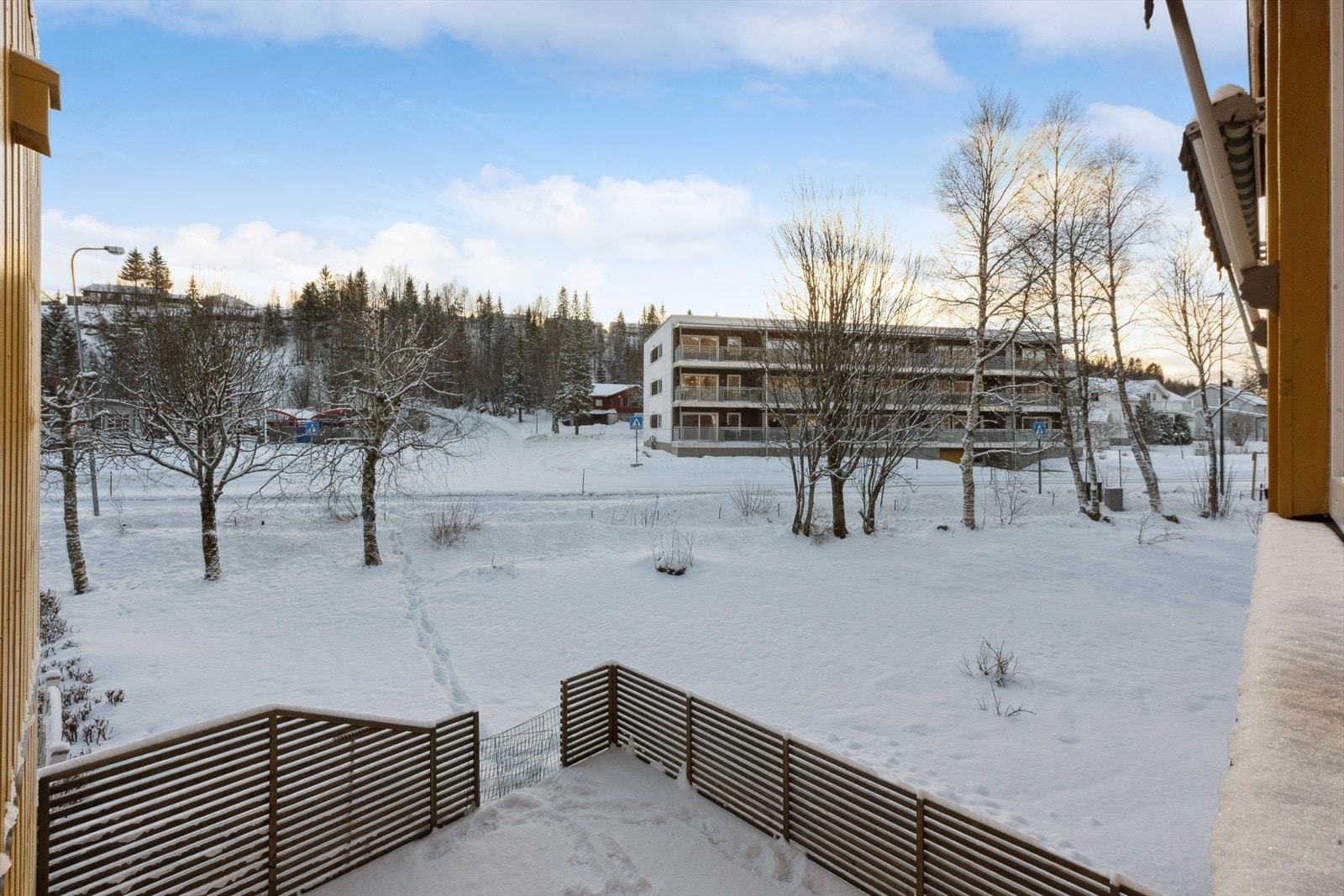 Sørvendt terrasse og hage Galleribilde