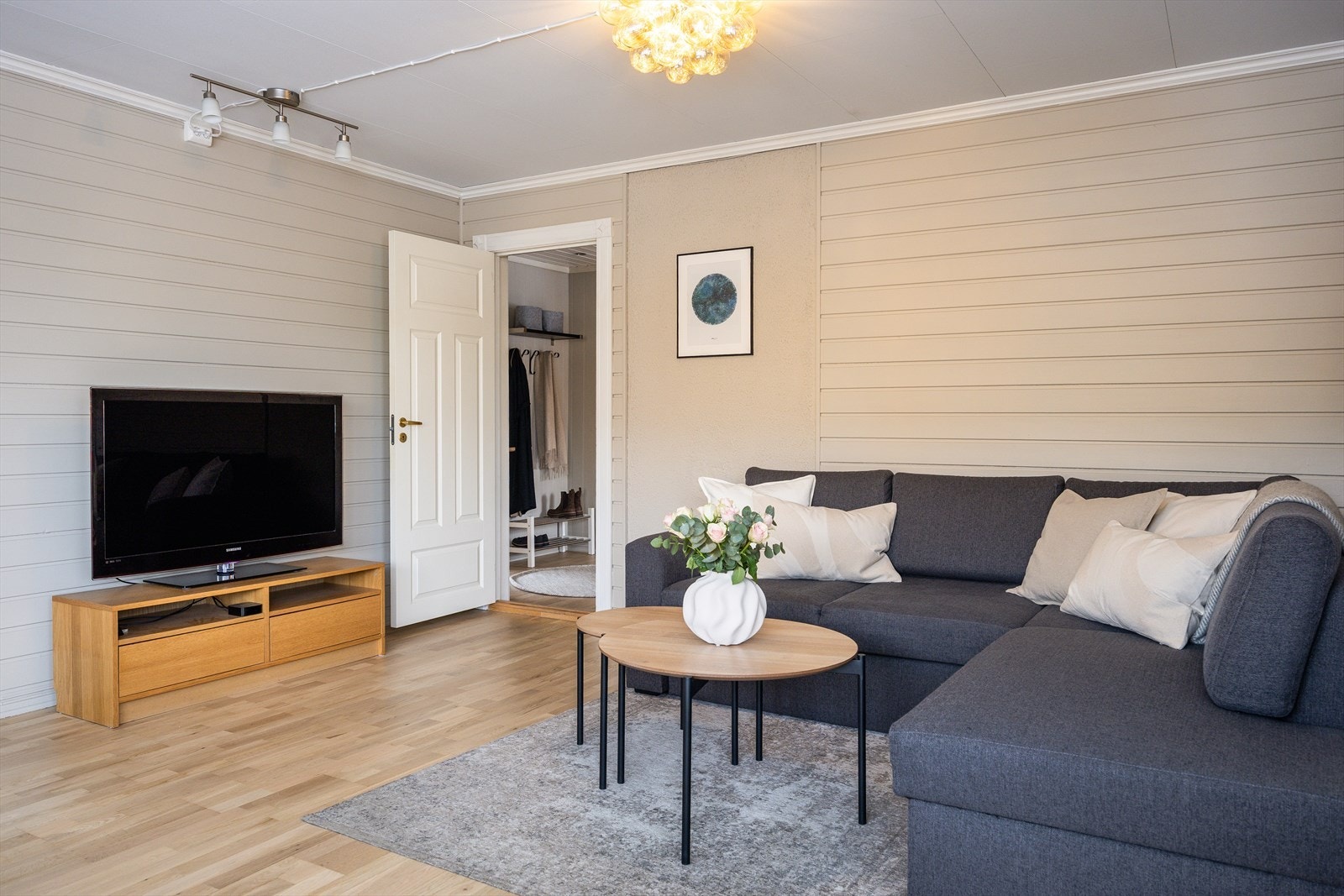 Stuen seg over 23m² og byr på flere møbleringsmuligheter. Kjøkken, entré, et av soverommene og stue ble malt opp i 2025/2026 i fargen Sand. Galleribilde