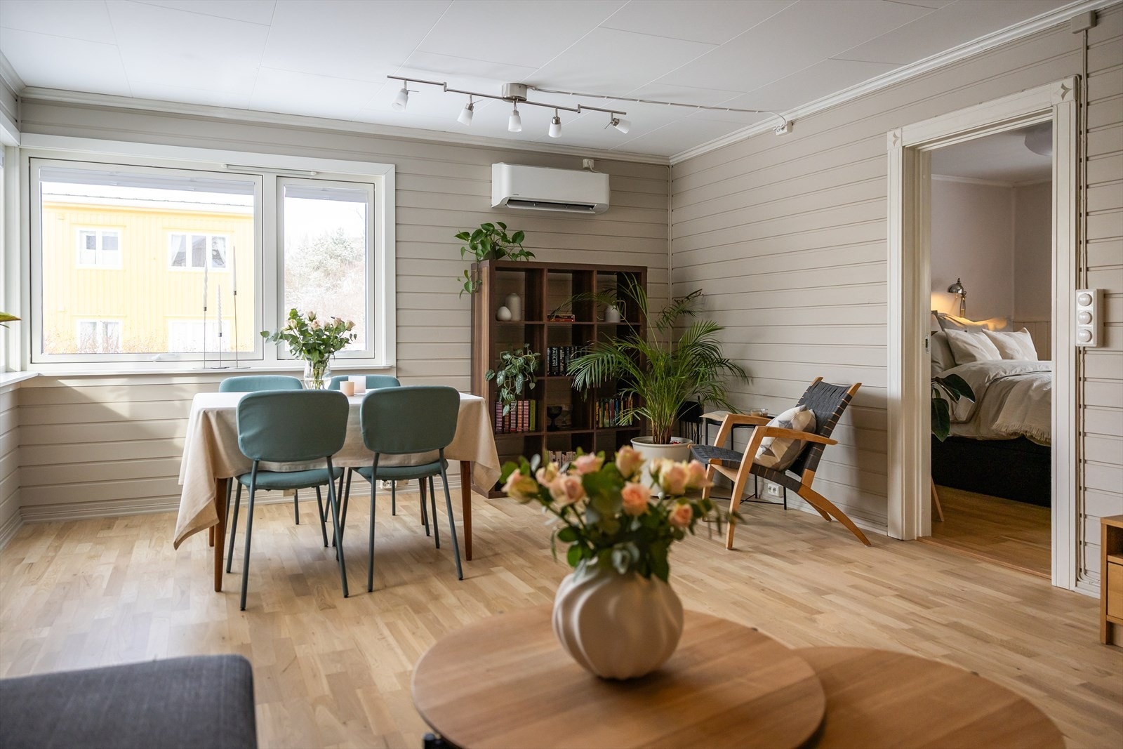 De månedlige felleskostnadene inkludert blant annet betjening av andel fellesgjeld, kommunale avgifter, felles byggforsikring og diverse vedlikehold/drift iht. regnskap. Galleribilde