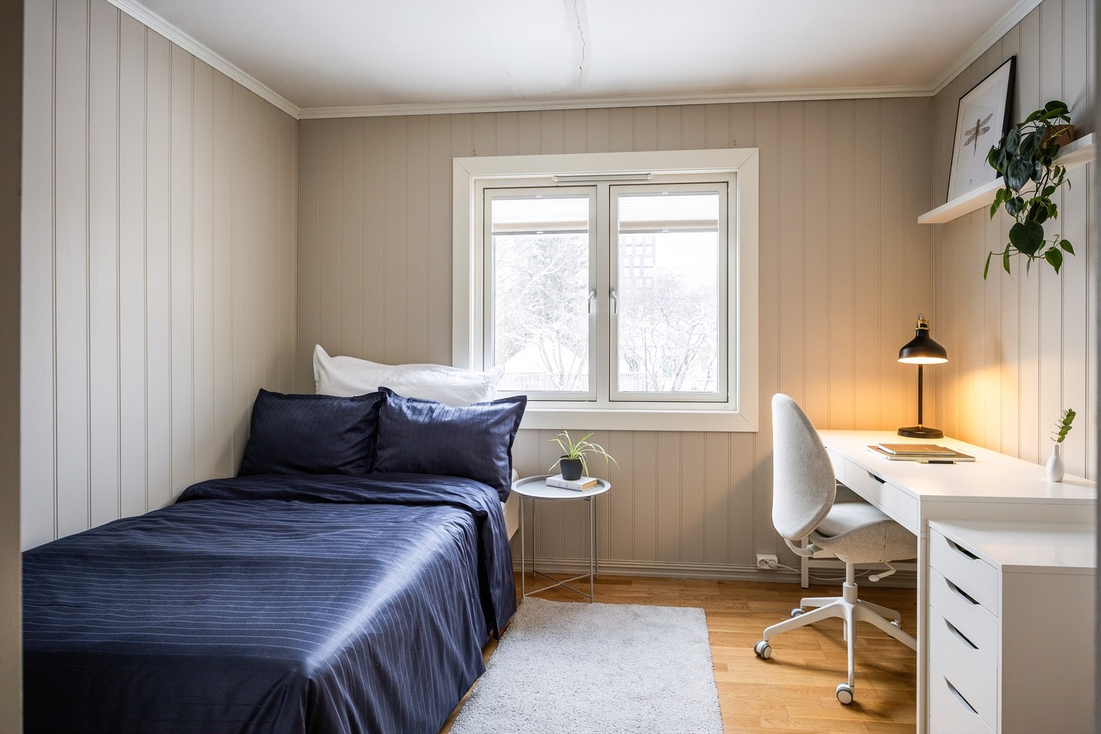 Det andre soverommet har en størrelse på 9m² og vender ut mot hagen. Galleribilde