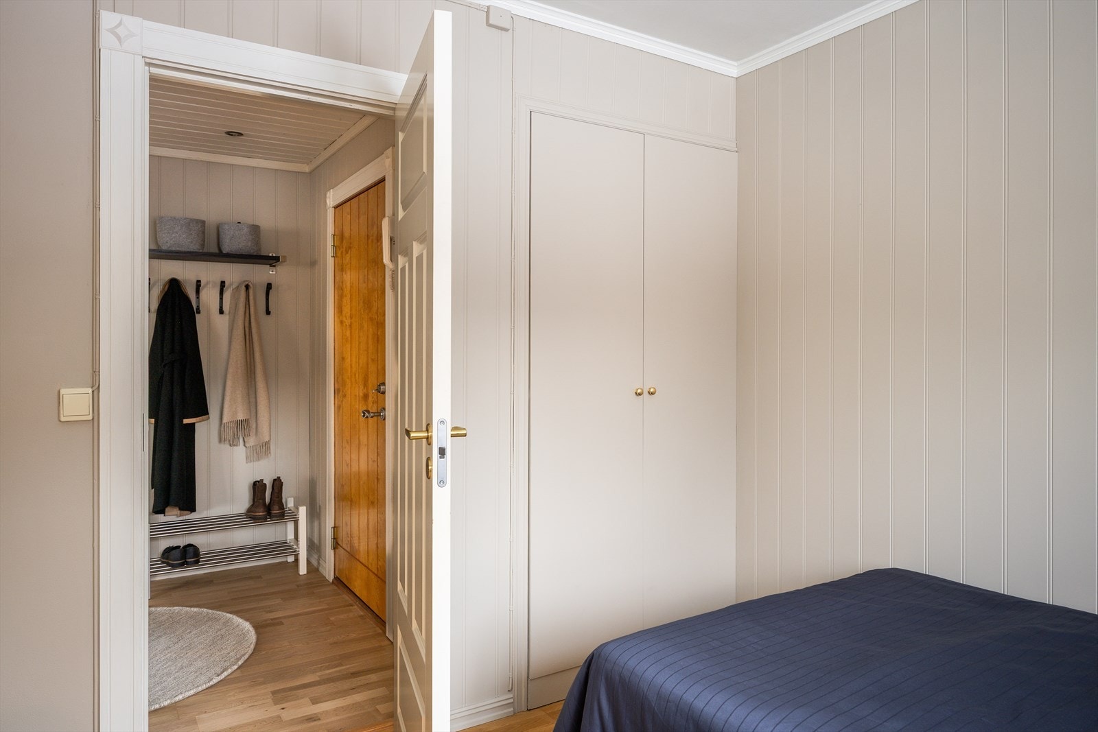 Det er rikelig med oppbevaringsplass i det plassbygde garderobeskapet. Leiligheten disponerer tre eksterne boder for oppbevaring. To i kjeller og én på loft. Galleribilde