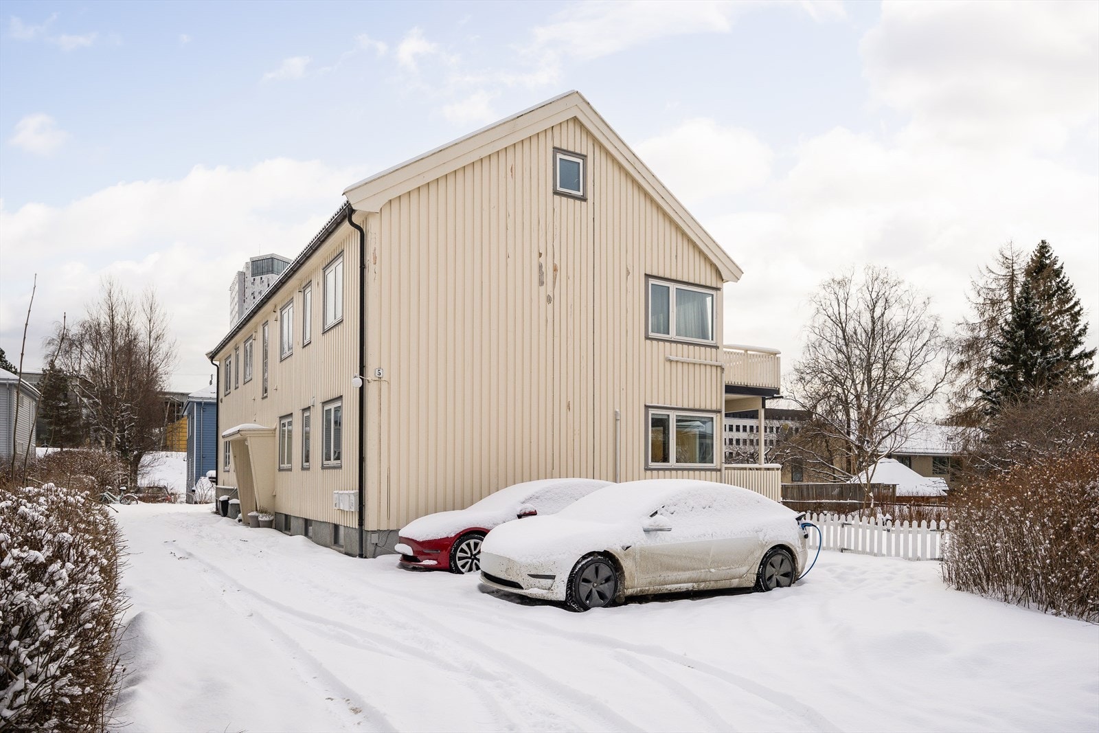 Det medfølger en oppstillingsplass for bil med leiligheten. Galleribilde