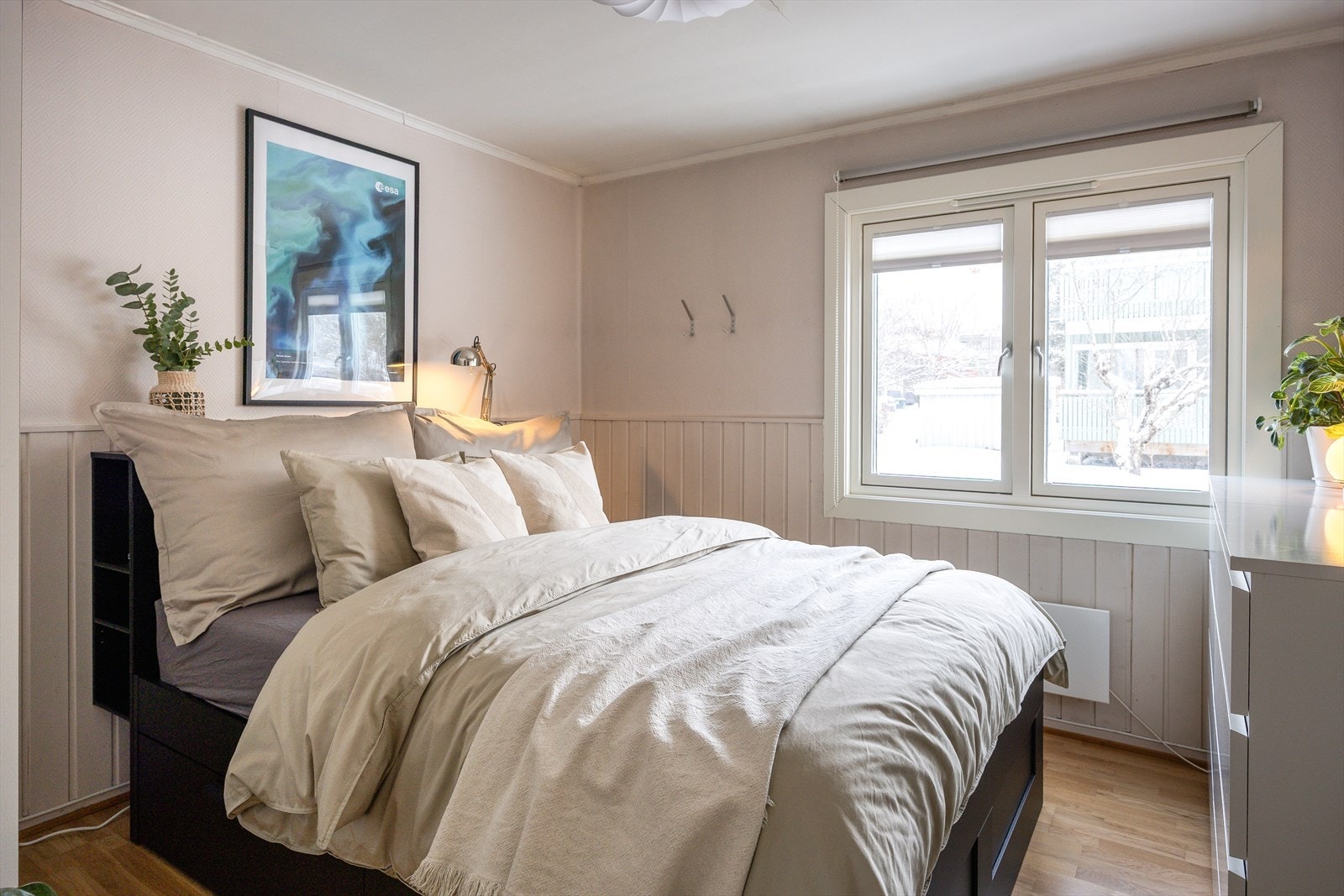 Leiligheten har 2 soverom. Dette har en størrelse på 11,5m² og er det største soverommet. Galleribilde