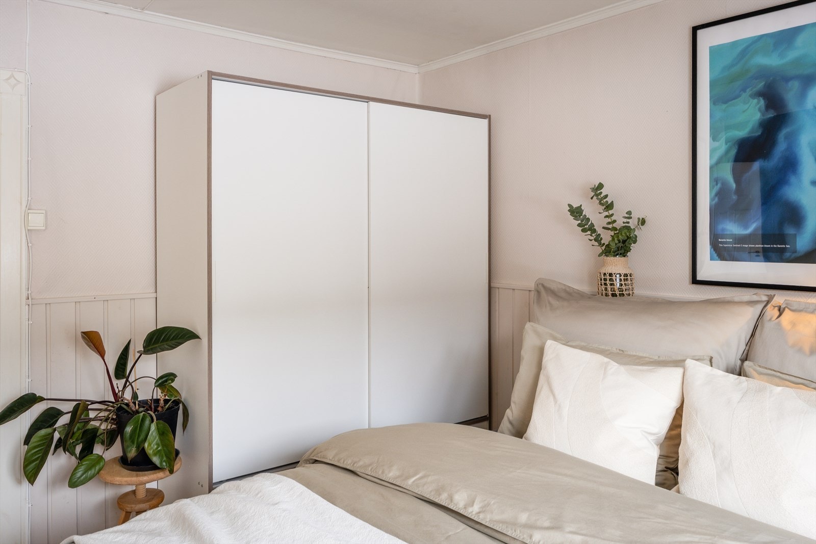 Praktisk garderobeskap for oppbevaring medfølger handelen. Galleribilde