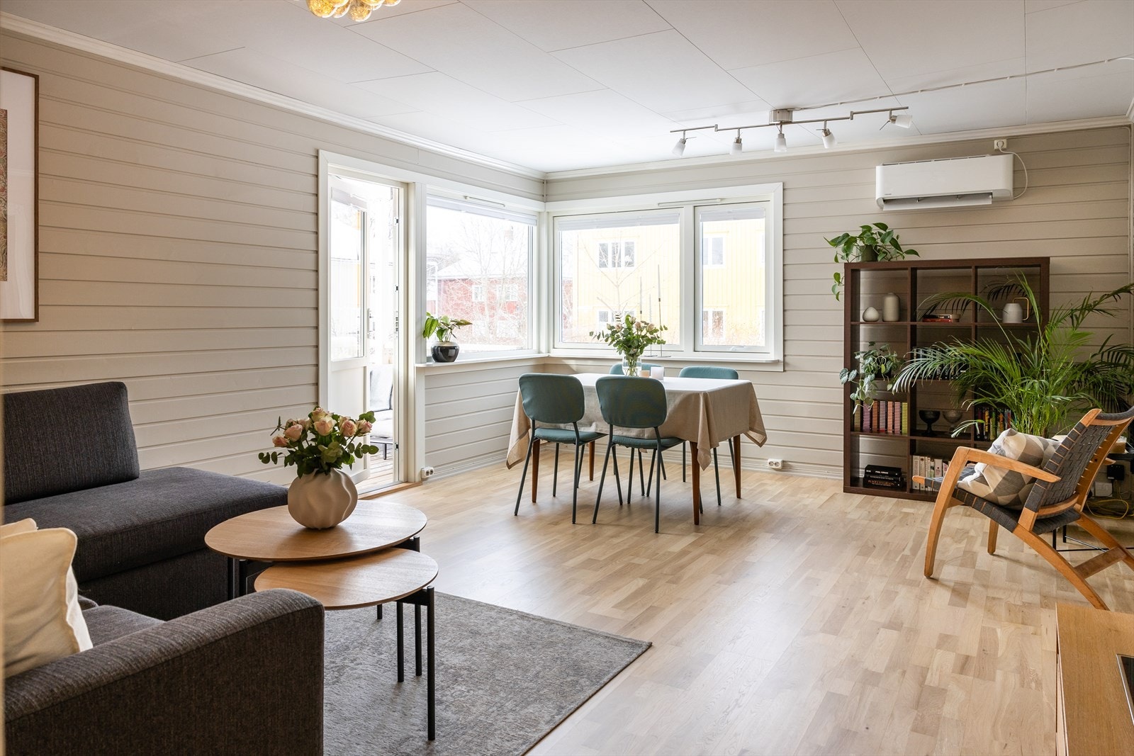 De rause vindusflatene sørger for rikelig med naturlig lysinnslipp. Parkettgulv i entré, kjøkken og stue ble slipt i 2025. Galleribilde