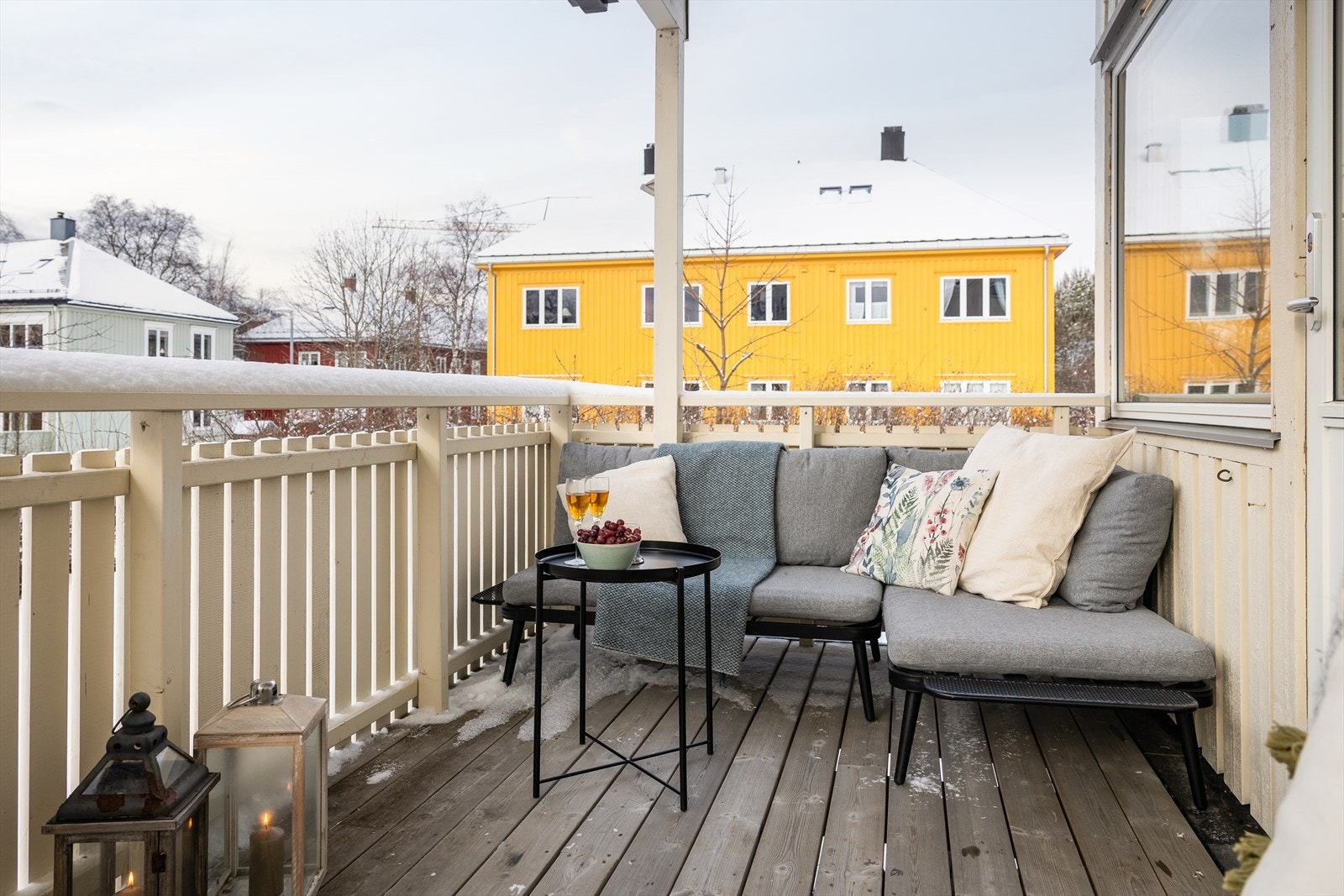 Borettslaget har gjort mange oppgraderinger senere år, herunder nytt tak i 2011, renovering av terrasser og balkonger i 2012, drenering i 2012 og skifte av vinduer i 2024. Galleribilde