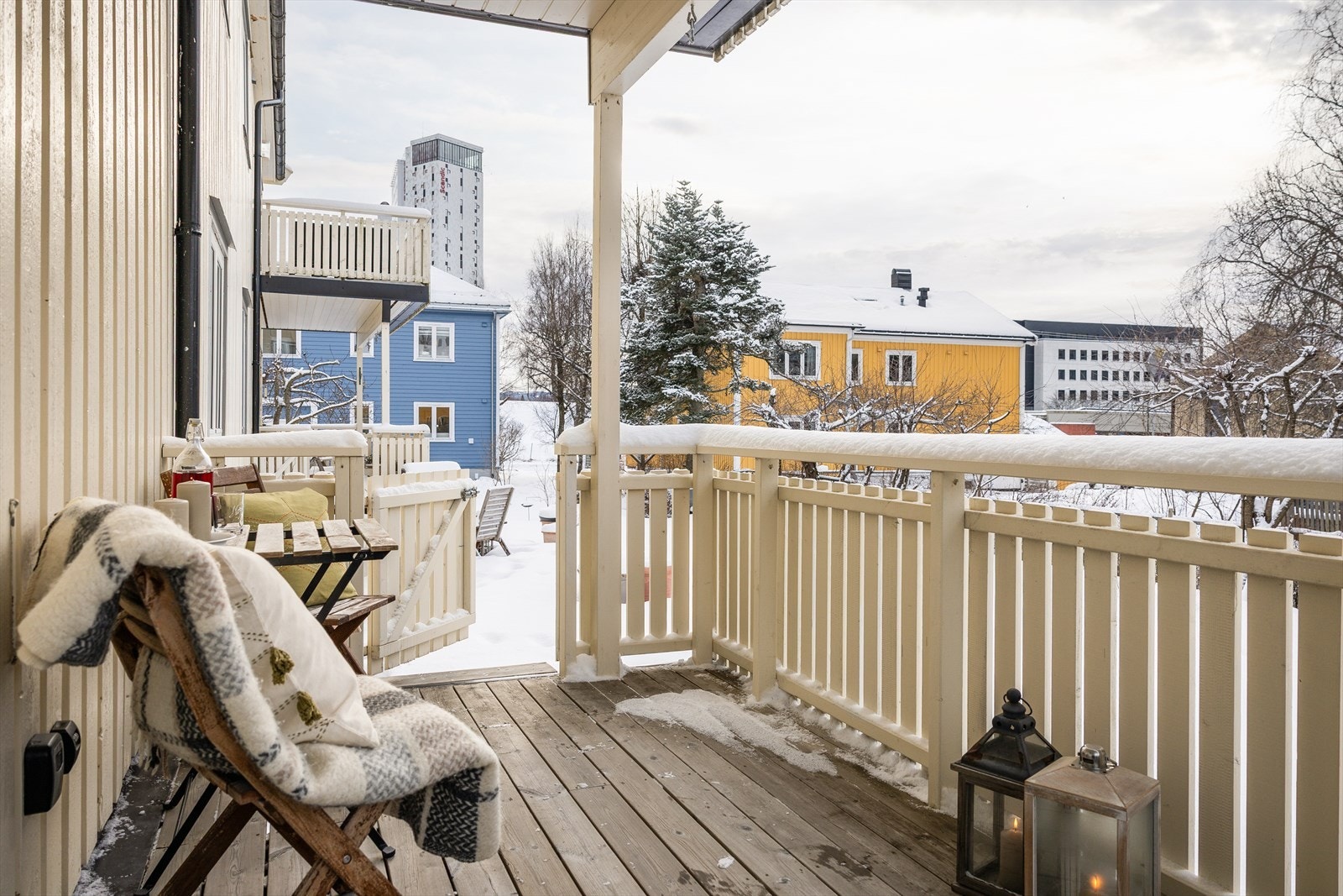 Direkte fra stuen ligger leilighetens solrike og vestvendte veranda på 9,7 m². Galleribilde