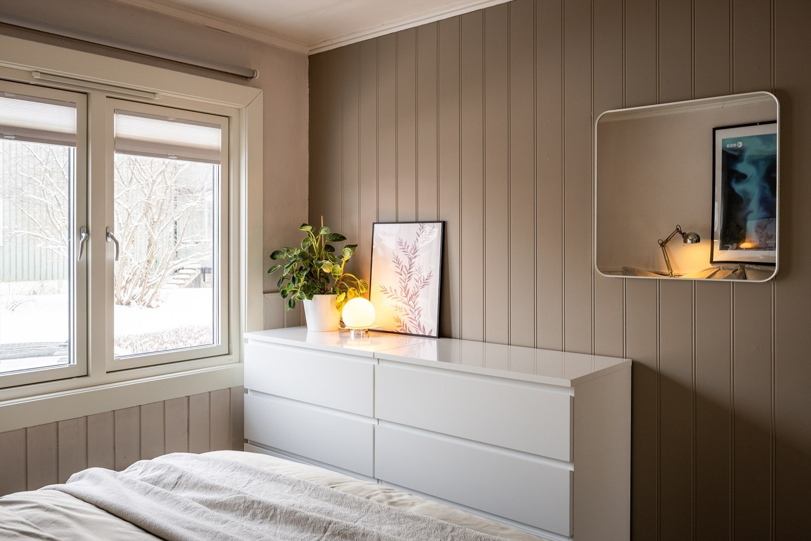 Det har god plass til dobbeltseng og tilhørende møblementer. Galleribilde