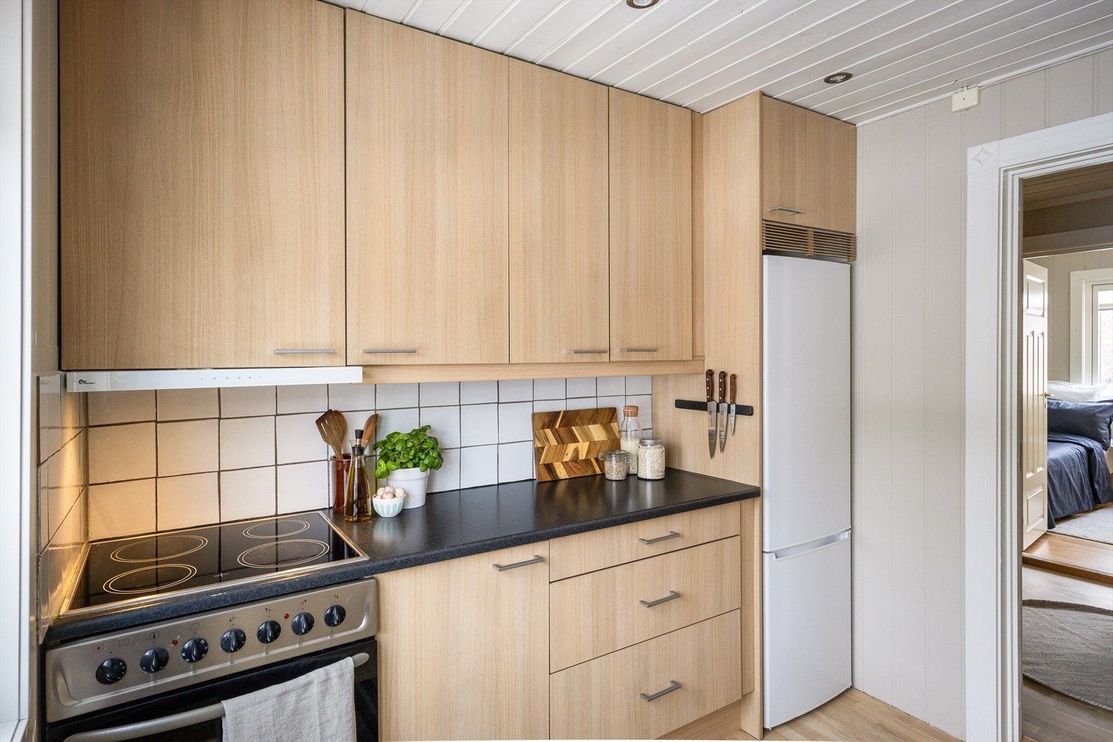 Det er godt med skap- og benkeplass, som gir praktiske arbeidsforhold og rikelig med oppbevaringsmuligheter. Galleribilde