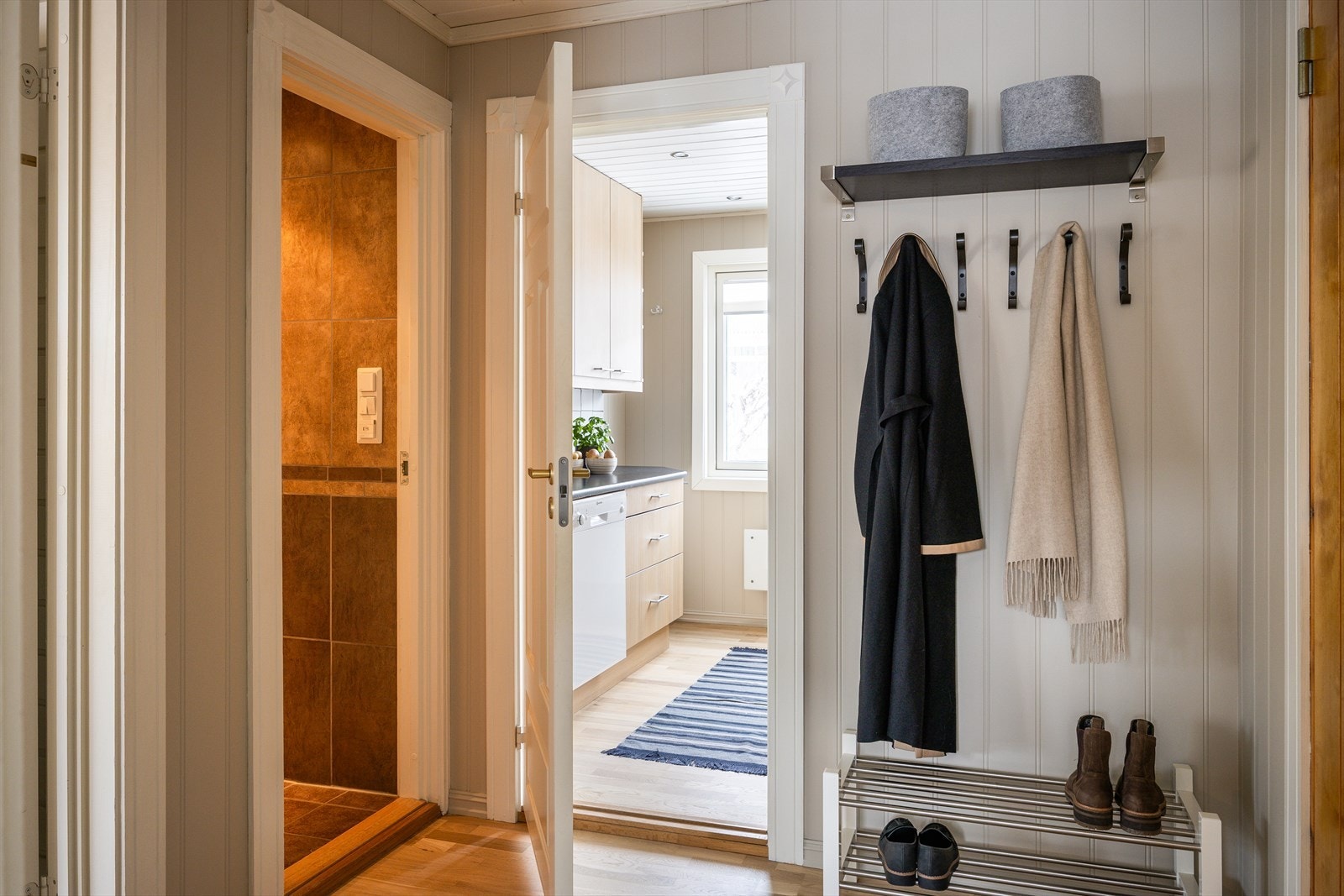 Entrèen på 5 m² med mulighet for praktisk oppbevaring av sko og yttertøy. Galleribilde