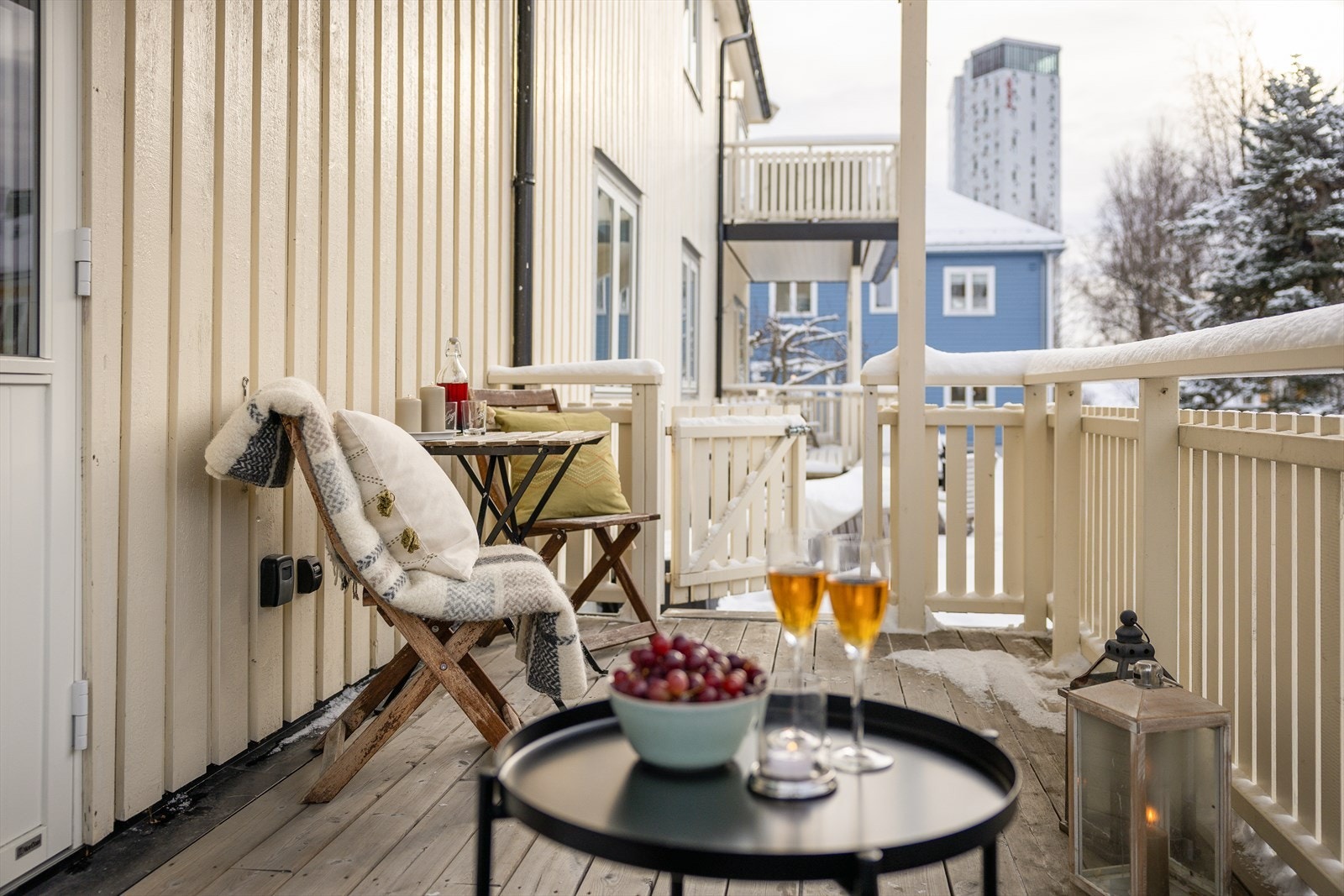 Tross sentral beliggenhet ligger boligen tilbaketrukket til i etablert boligområde Galleribilde