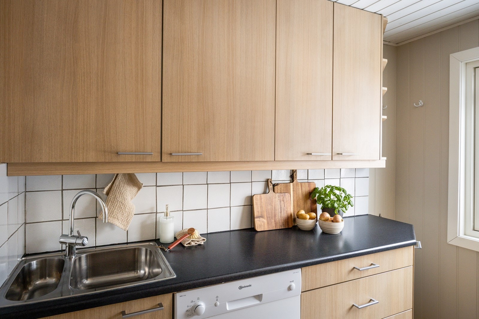 Kjøkkenet er utstyrt med integrerte hvitevarer oppvaskmaskin, platetopp og stekeovn, samt fritt stående kjøleskap. Alle hvitevarer på kjøkkenet medfølger handelen. Galleribilde