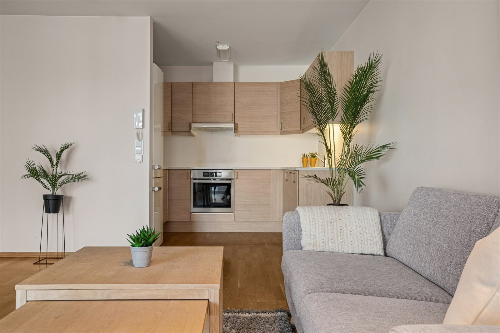 Rommet er utstyrt med integrert oppvaskmaskin, platetopp, stekeovn, samt vannstoppsystem og komfyrvakt. Galleribilde