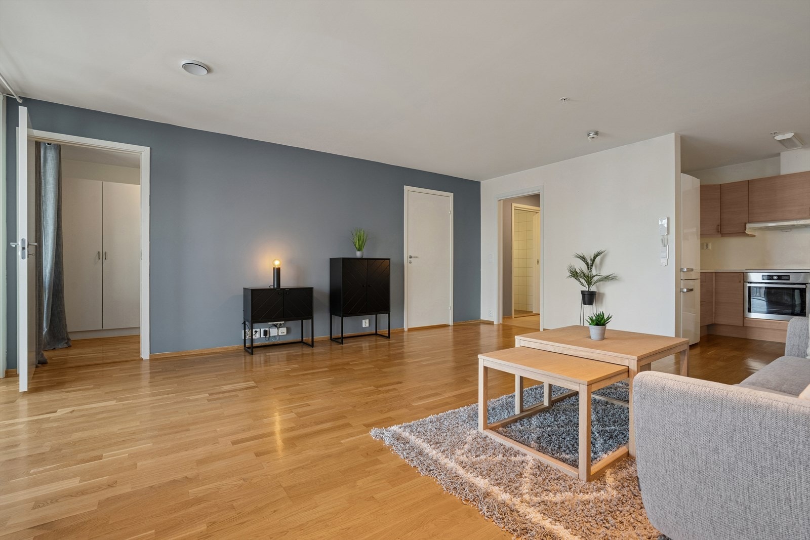 Stuen har en god størrelse og den møbleringsvennlige utformingen gir god plass til både sofa og spisebord. Galleribilde