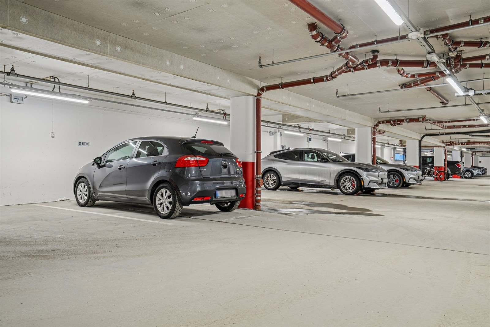 Fast parkering i garasjekjeller. Galleribilde