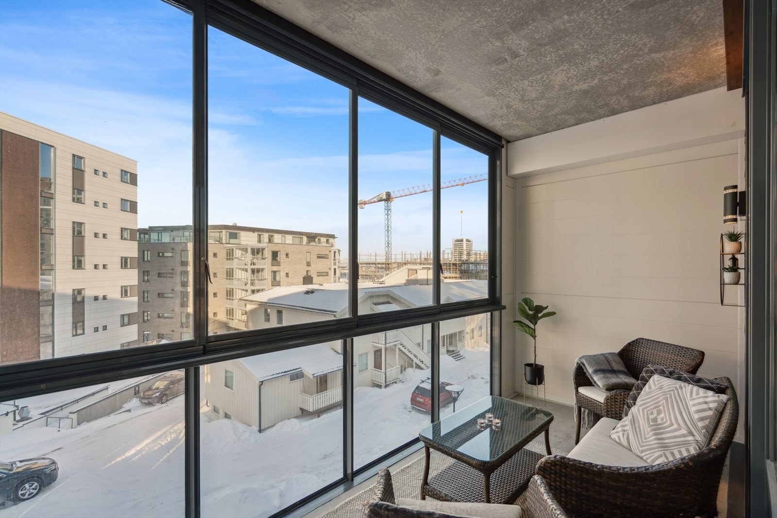 Fra stuen er det utgang til en hyggelig innglasset balkong på circa 8 kvm. Galleribilde