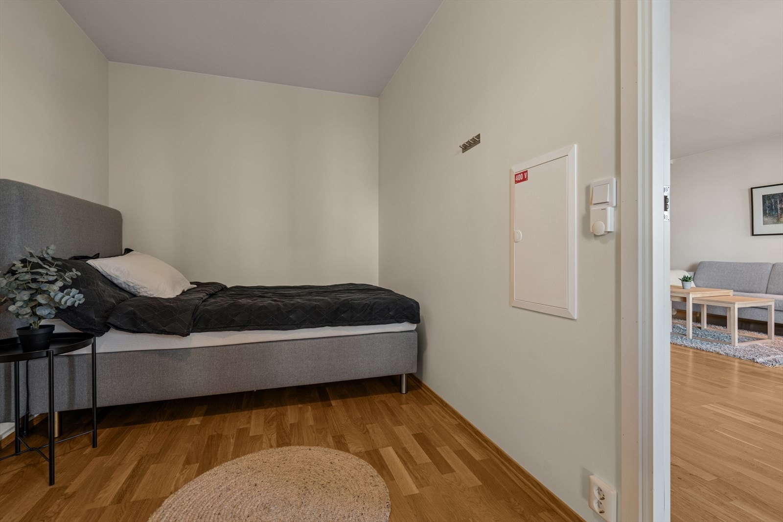 Leiligheten har ett soverom med plass til dobbeltseng og garderobeskap. Galleribilde