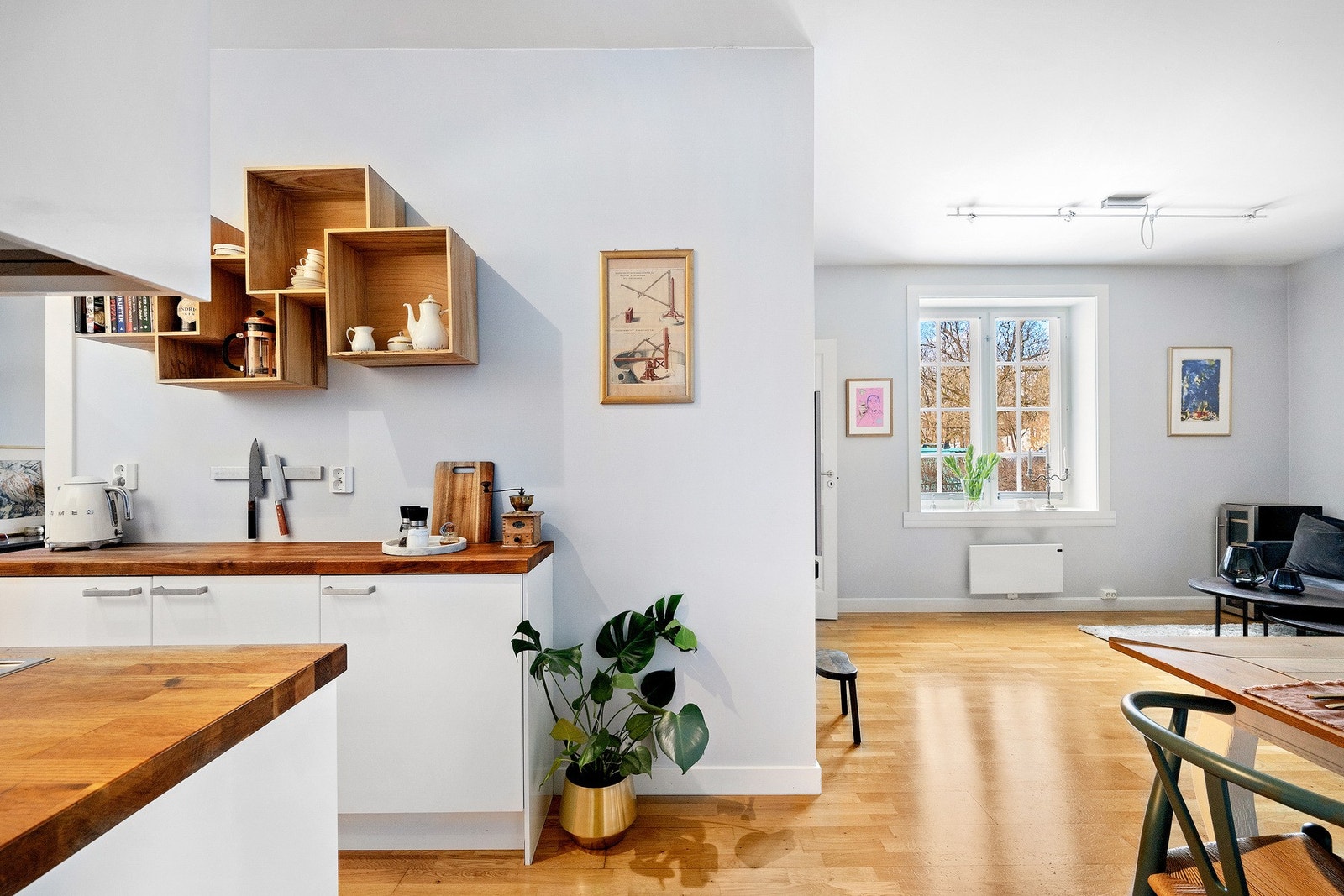 Den åpne løsningen sørger for et luftig og sosialt oppholdsrom Galleribilde