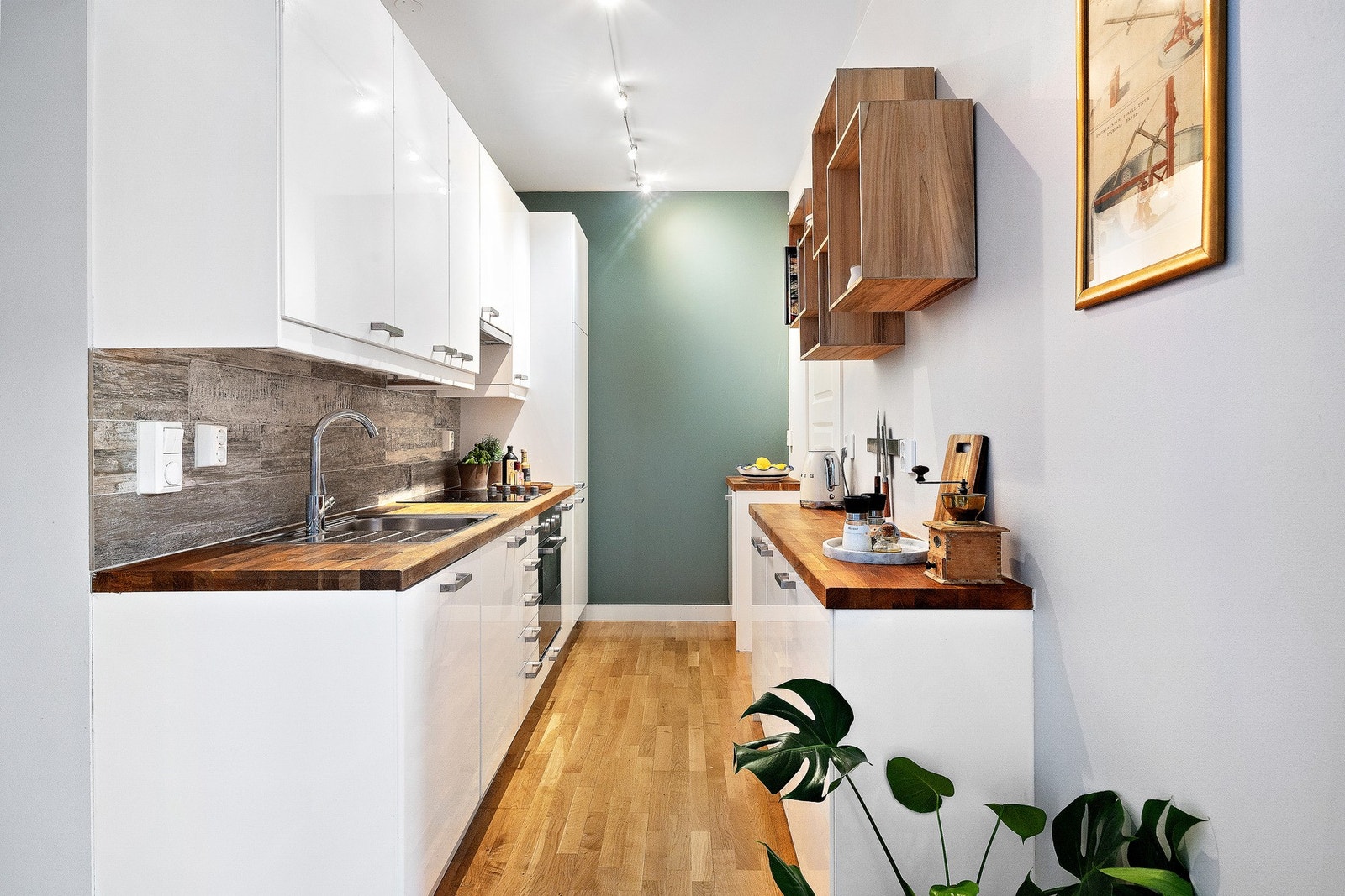 Flott, moderne og praktisk kjøkkeninnredning med fronter i hvit høyglans fra IKEA Galleribilde