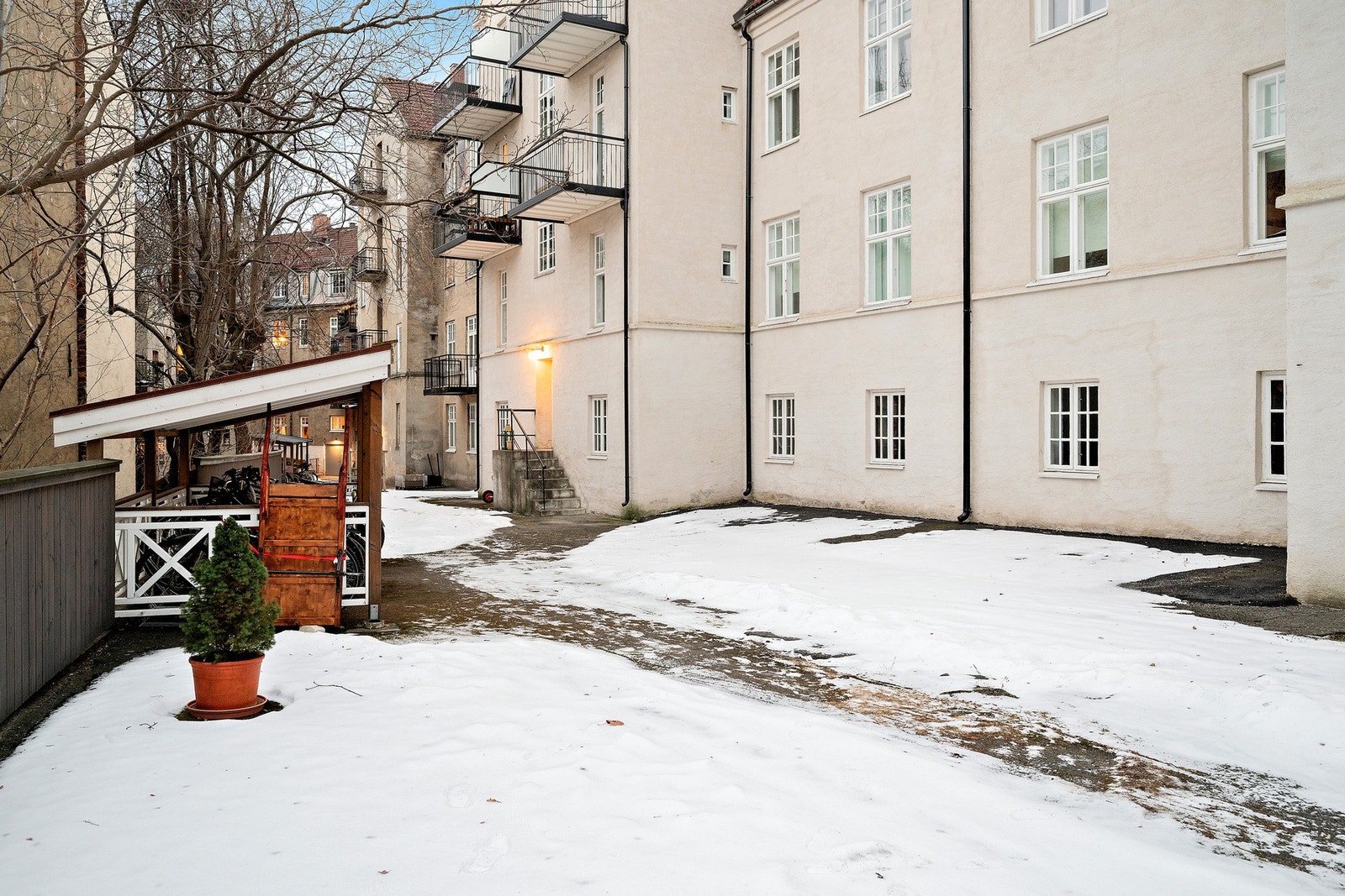 Her bor du med kort vei til "alt" du trenger i en travel hverdag - samtidig som du kan trekke deg tilbake til rolige og behagelige omgivelser Galleribilde