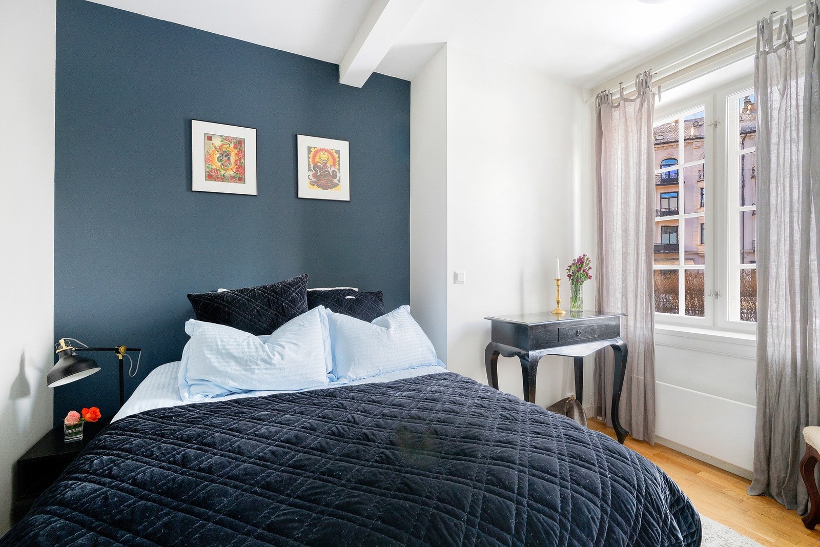 Leiligheten har to soverom av god størrelse med plass til seng, garderobe og annet ønsket soveromsmøblement Galleribilde