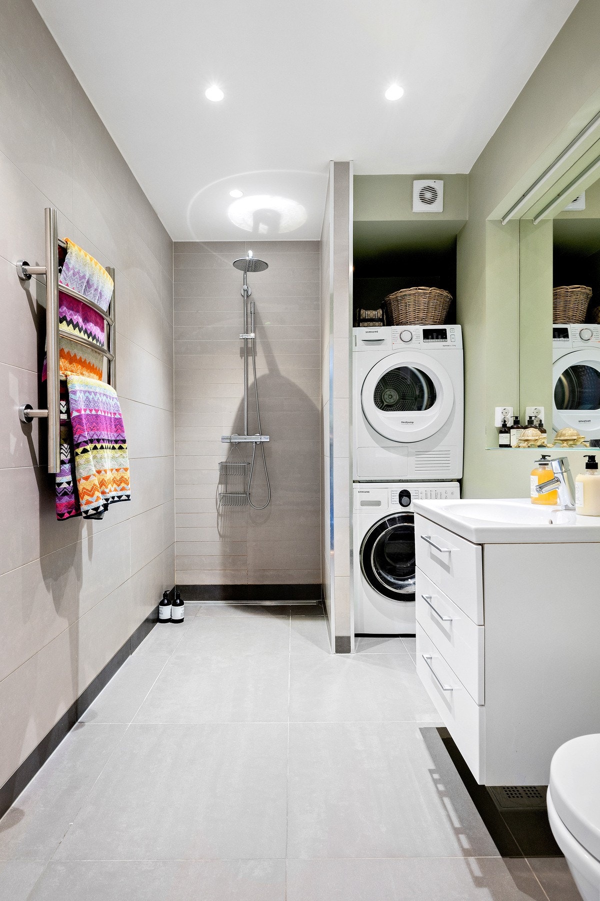 Helfliset baderom fra 2011 med varme i gulv og downlights i himling Galleribilde