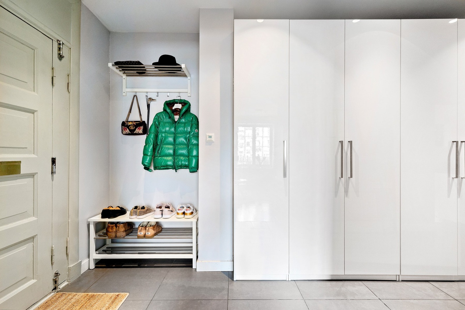 Velkommen inn! - Leiligheten har en romslig entre med god plass til å henge fra seg yttertøy og sko Galleribilde